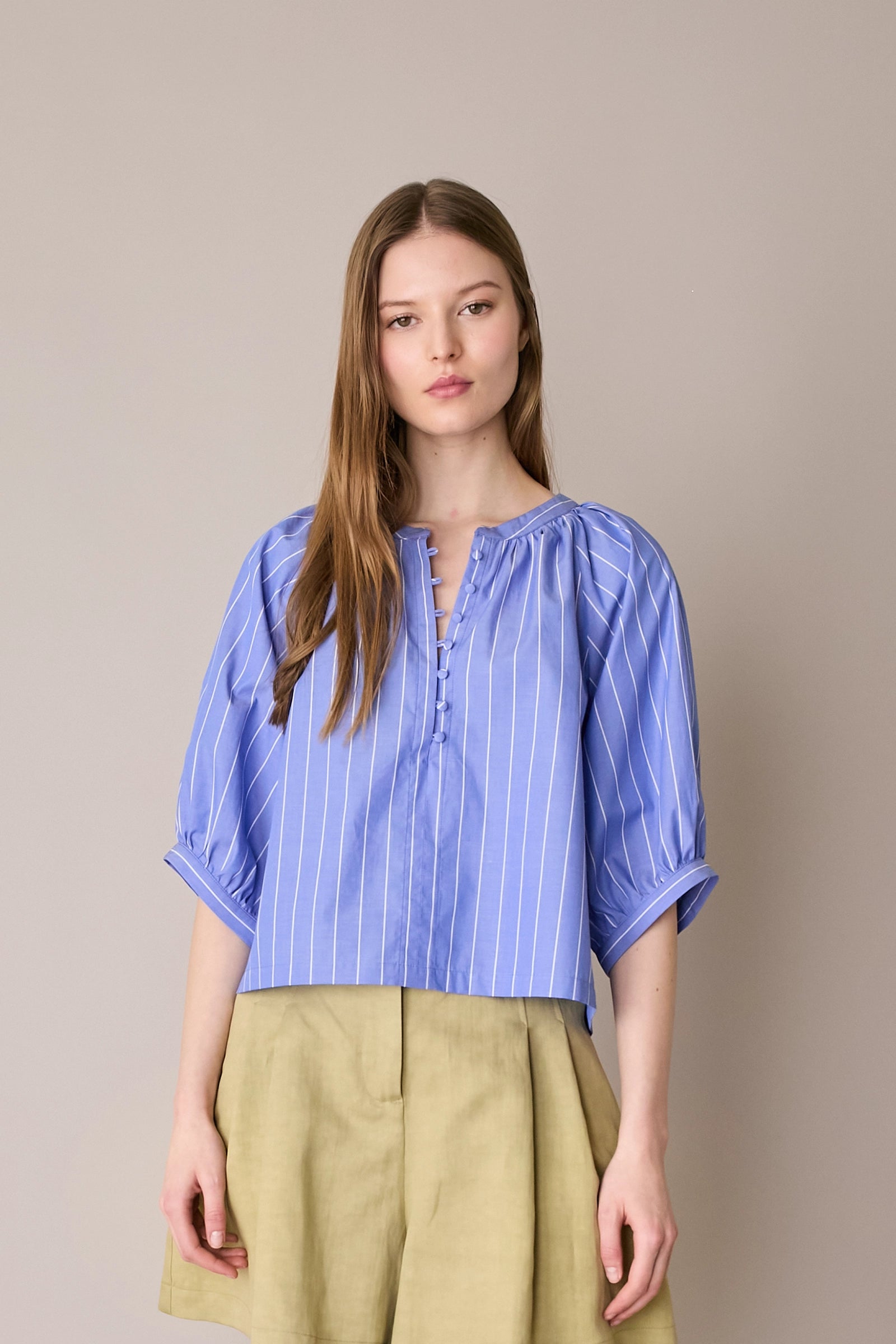 Top in cotone con bottoncini rivestiti