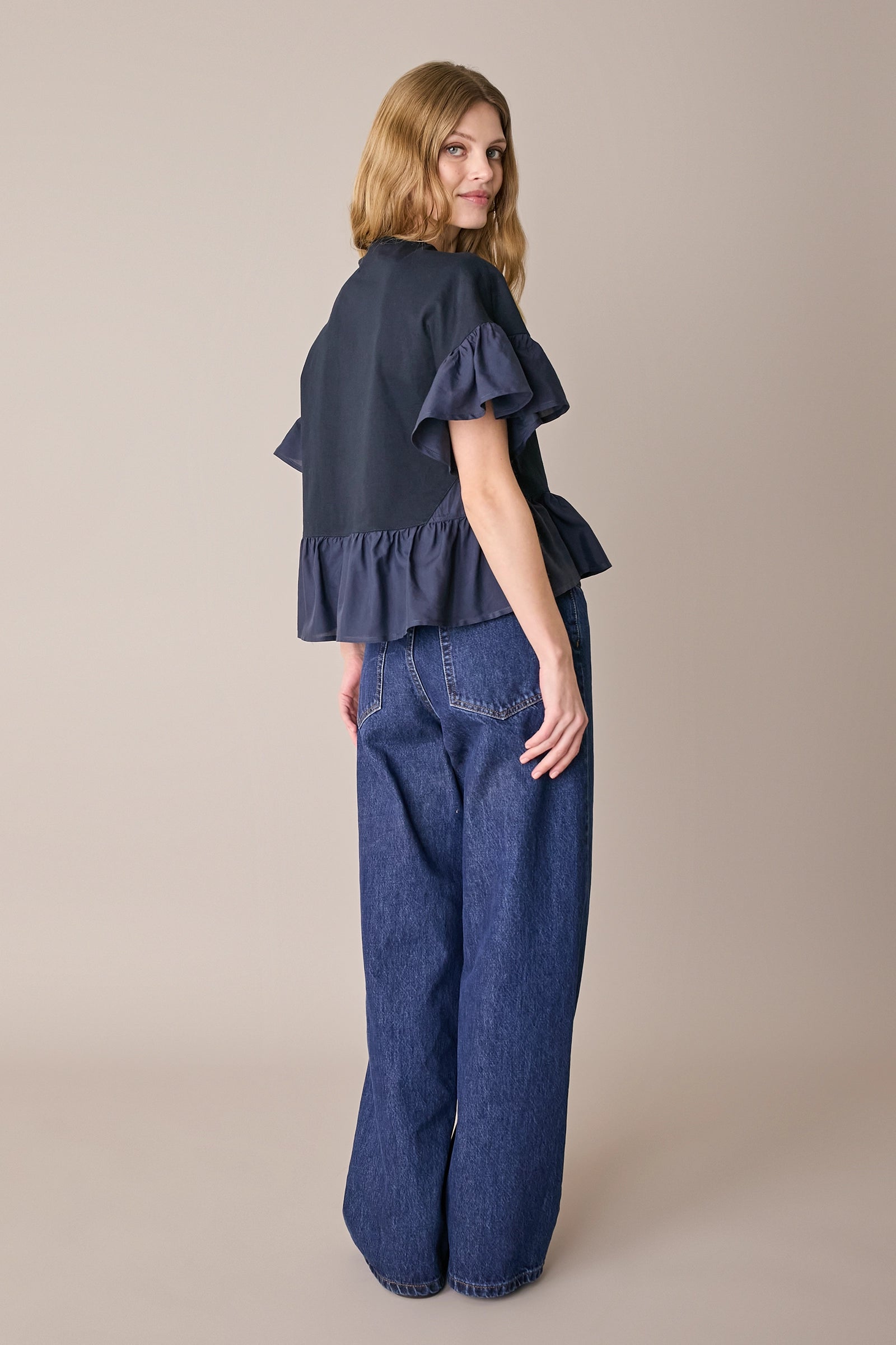 T-shirt con balze a contrasto