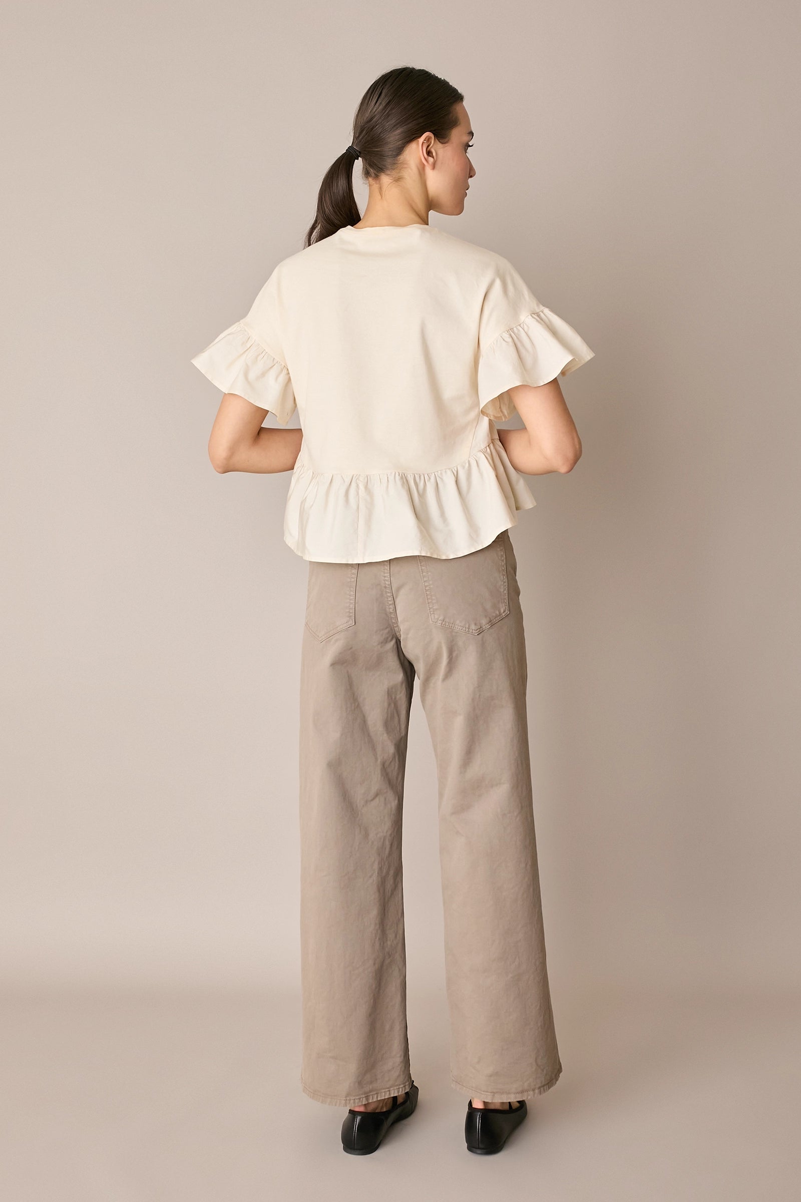 T-shirt con balze a contrasto