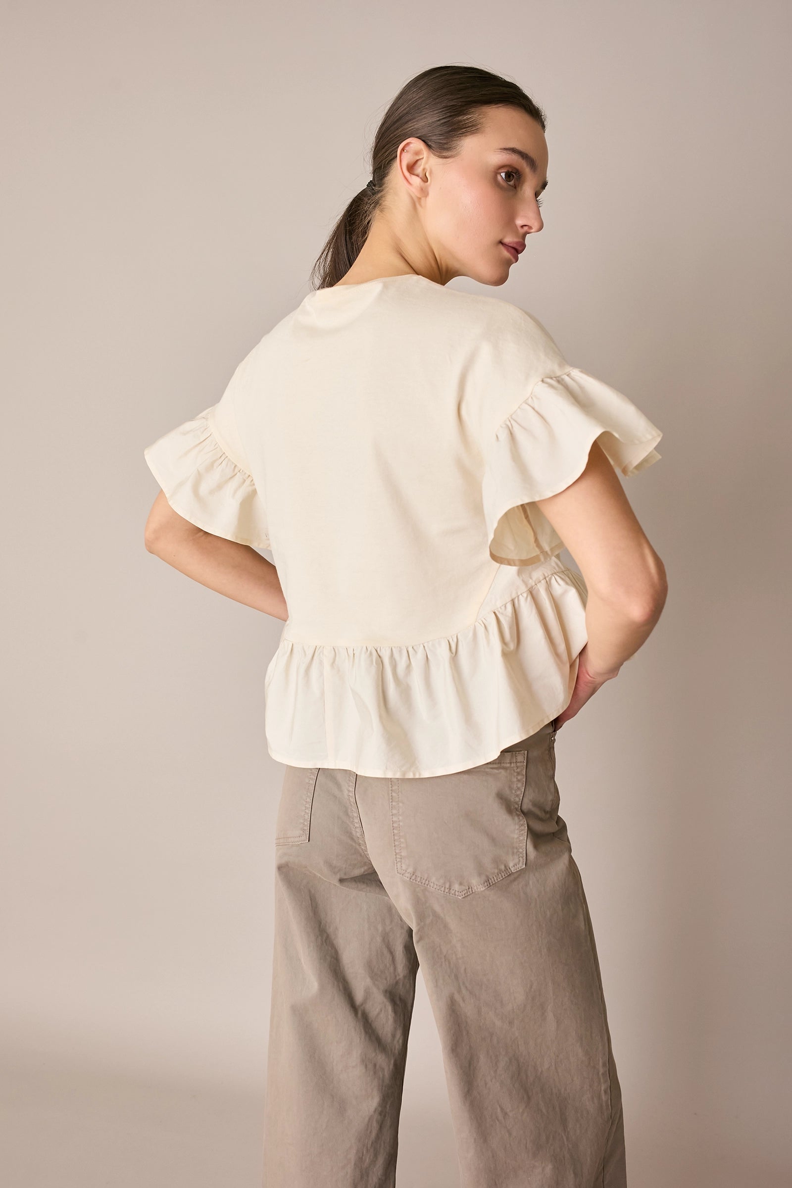 T-shirt con balze a contrasto