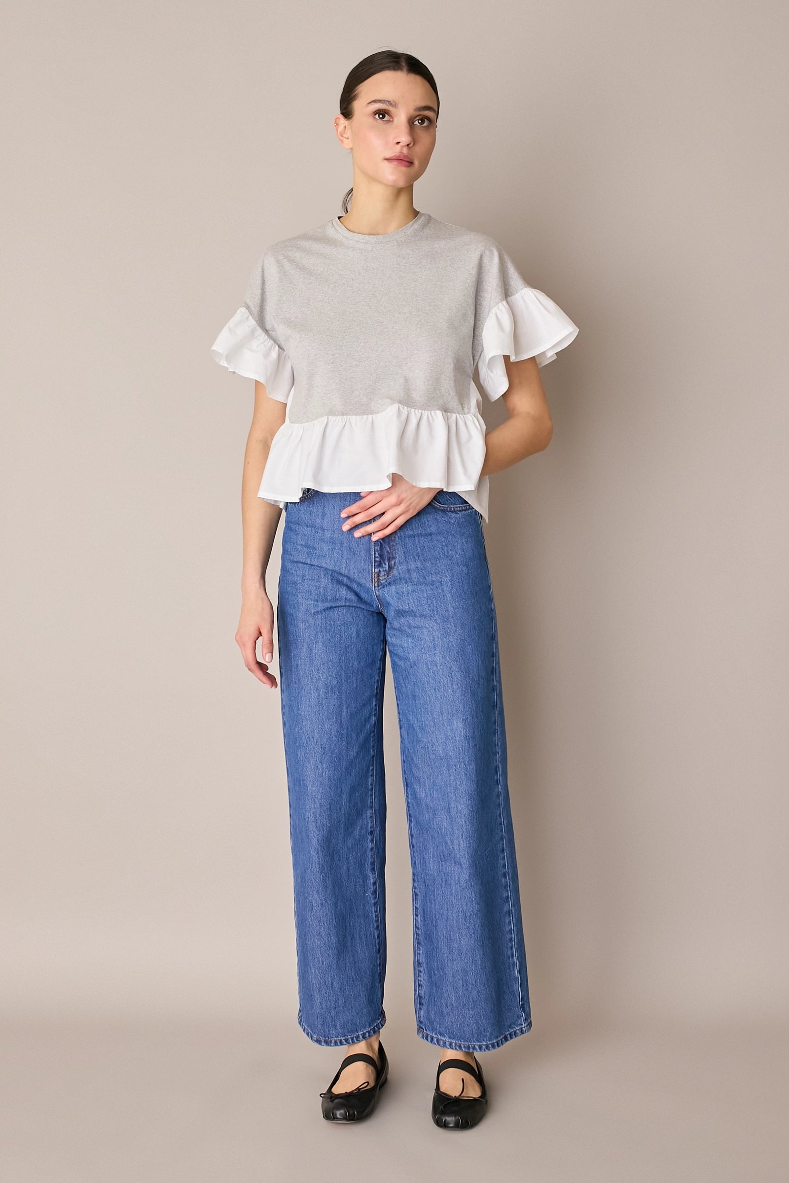 T-shirt con balze a contrasto