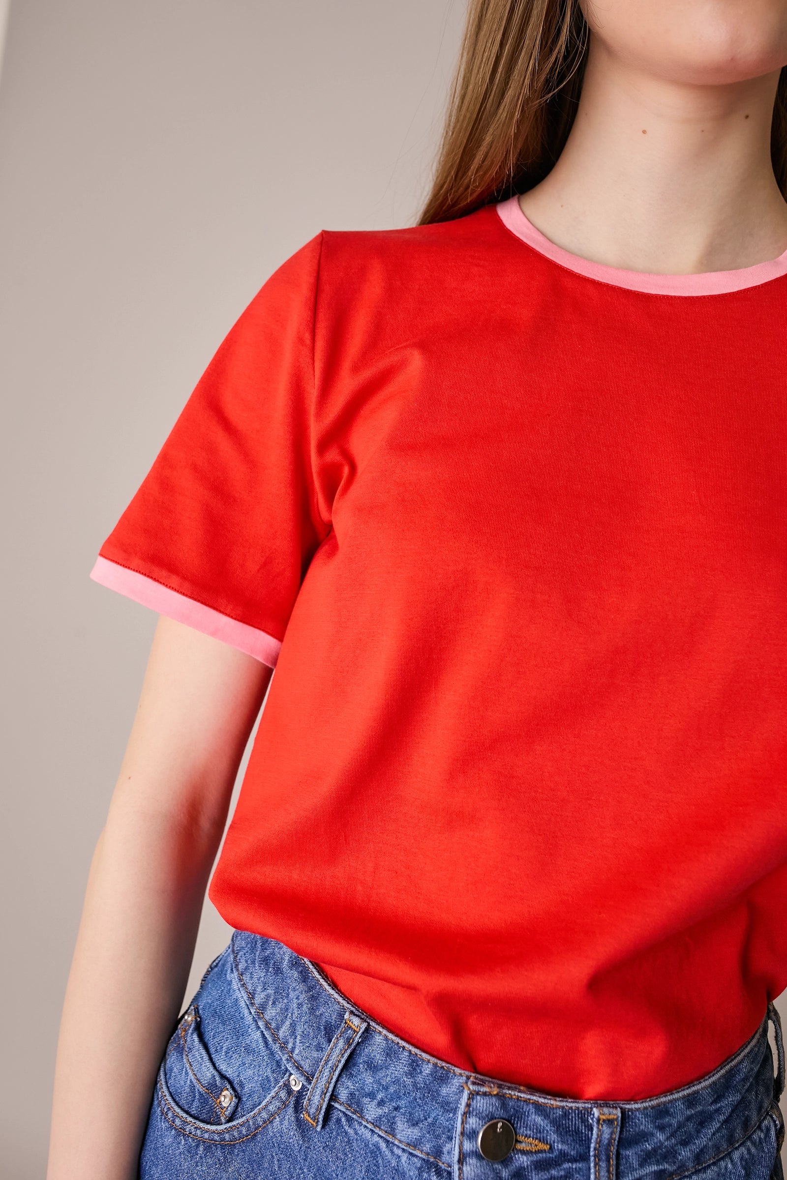 T-shirt con profili a contrasto