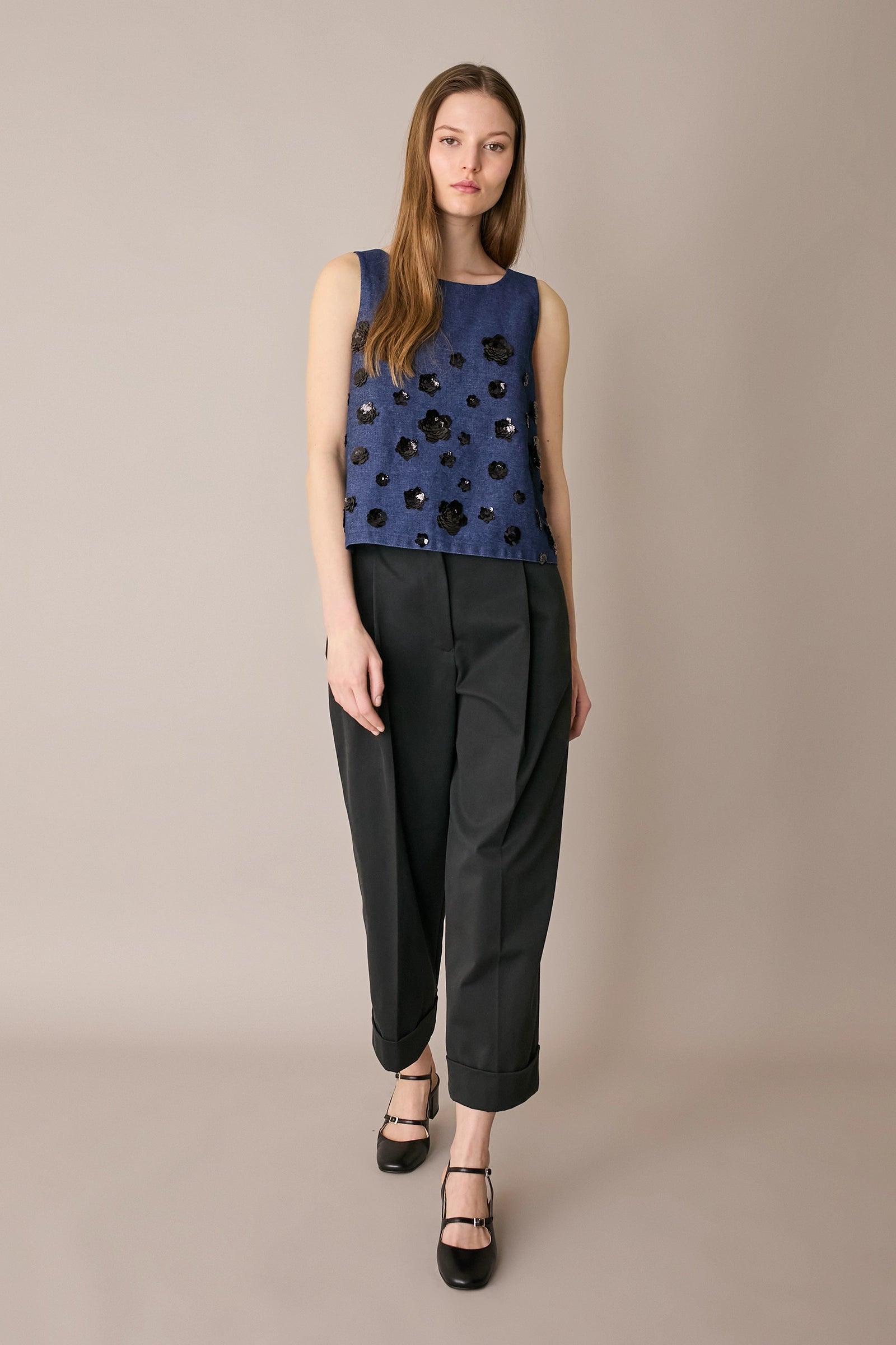 Top in denim con ricami paillettes