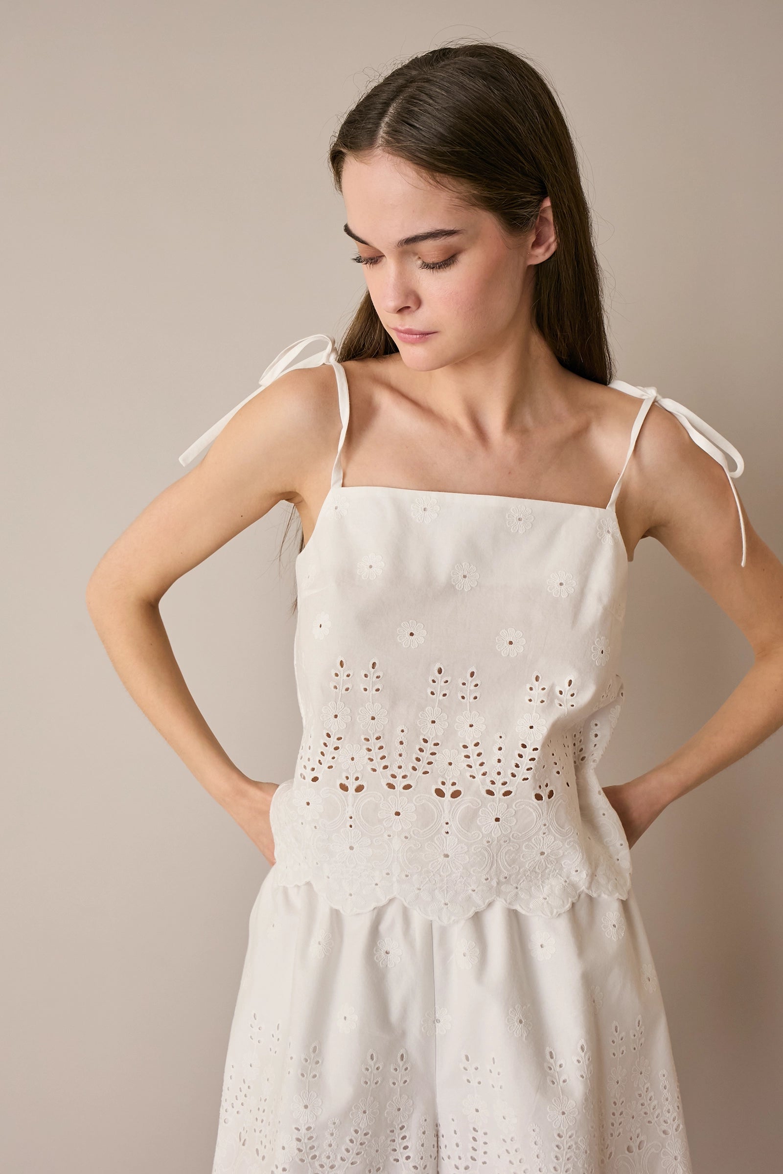 Top in pizzo Sangallo con spalline regolabili