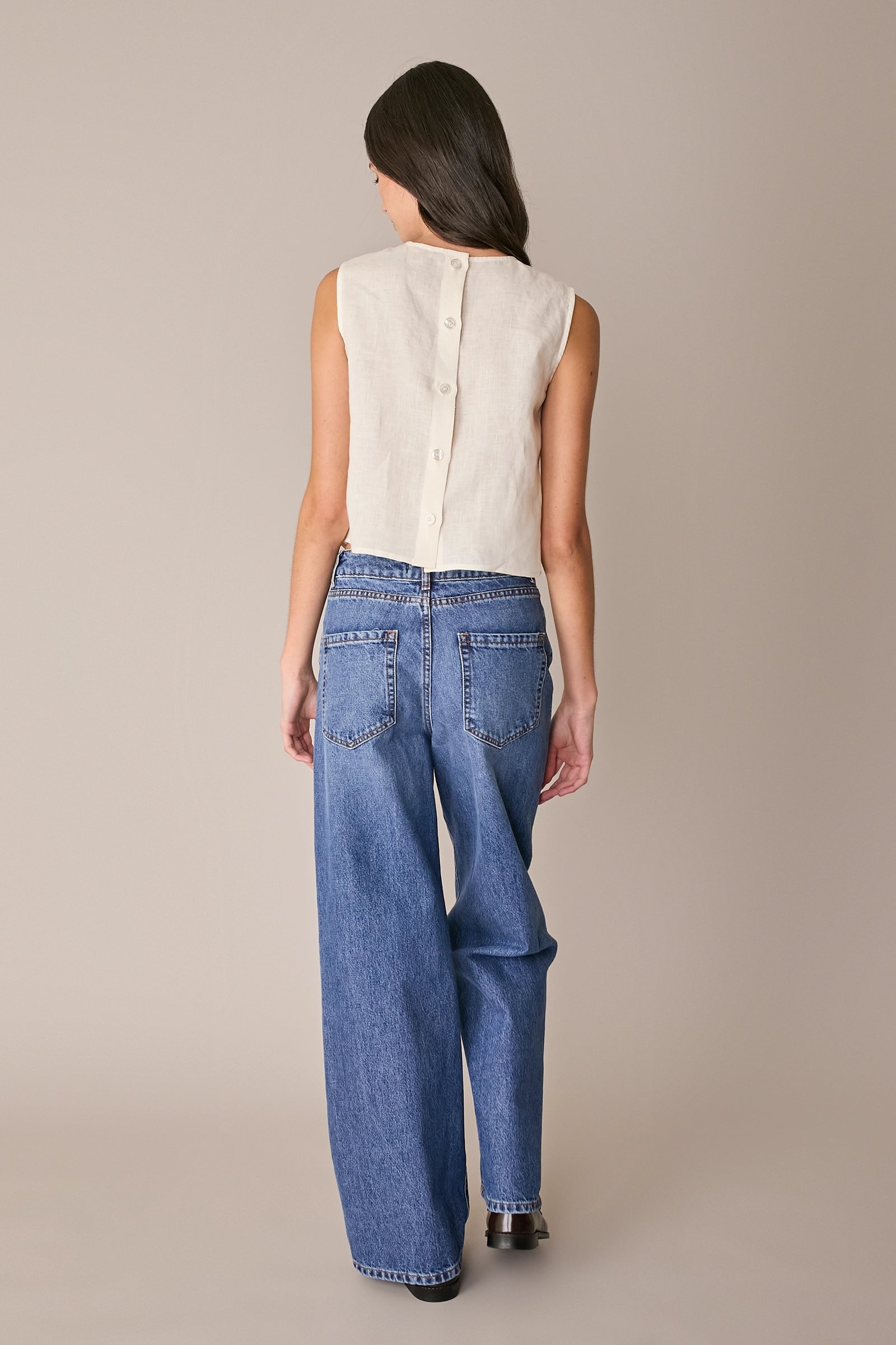 Top in lino con bottoncini