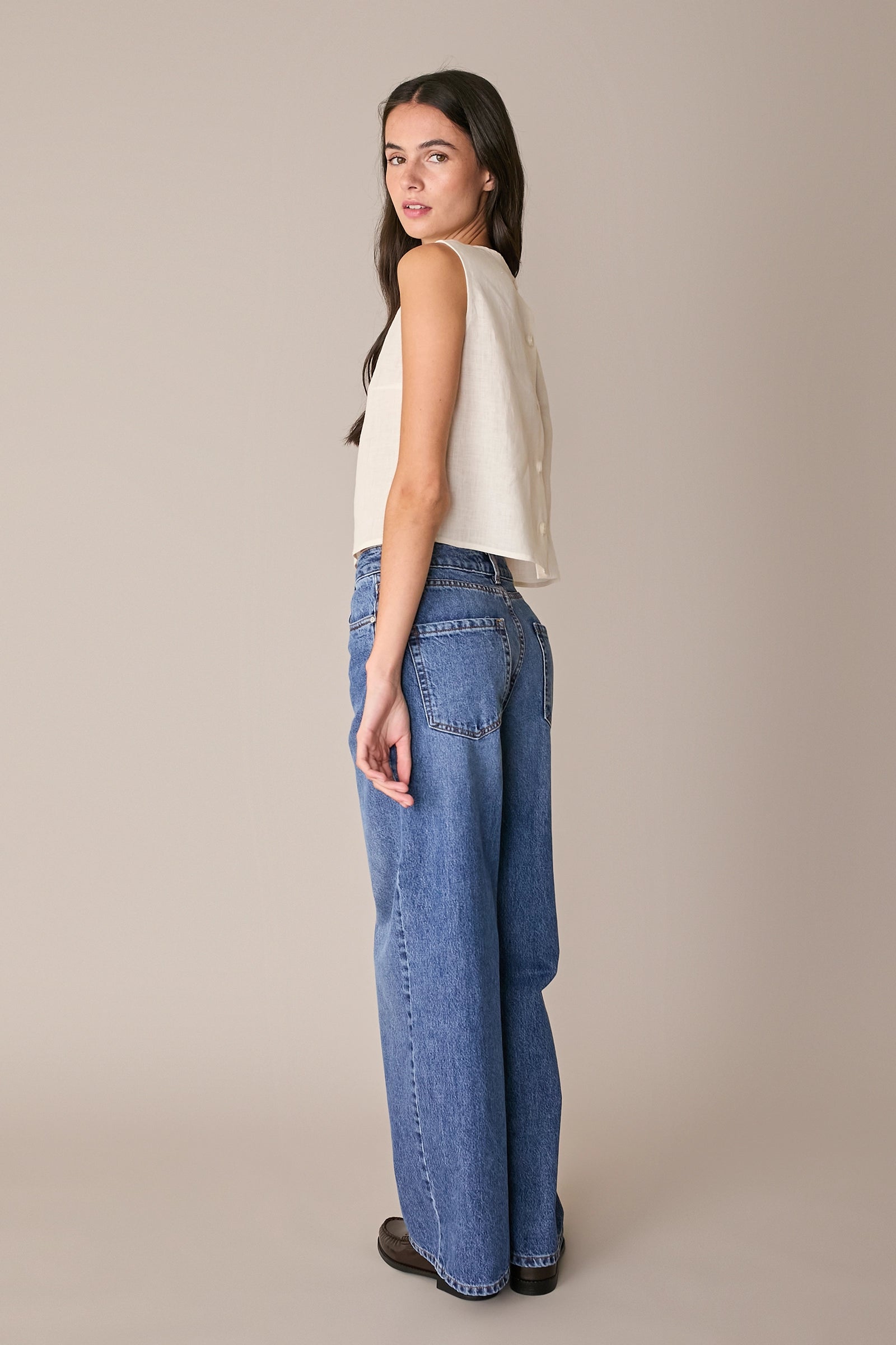 Top in lino con bottoncini