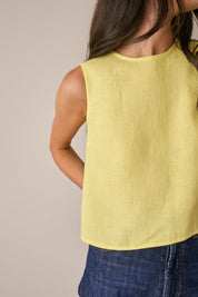 Top in lino con bottoncini