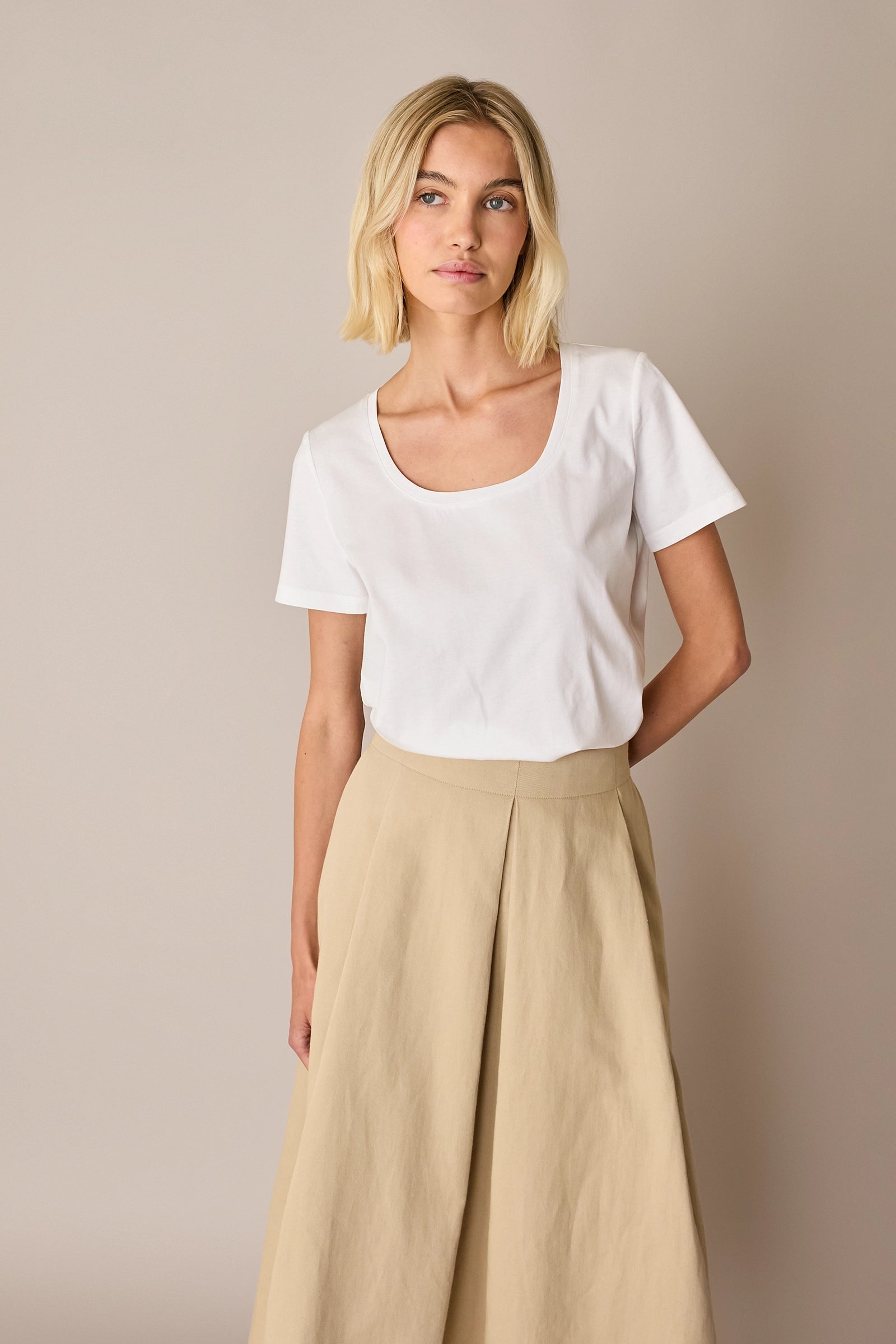 T-shirt con scollo ampio