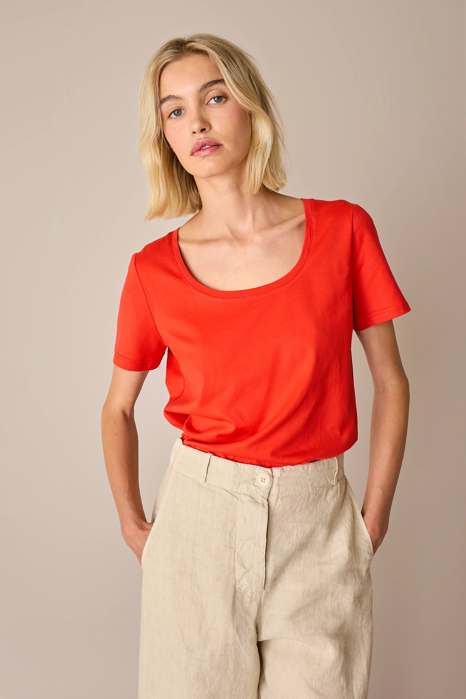 T-shirt con scollo ampio