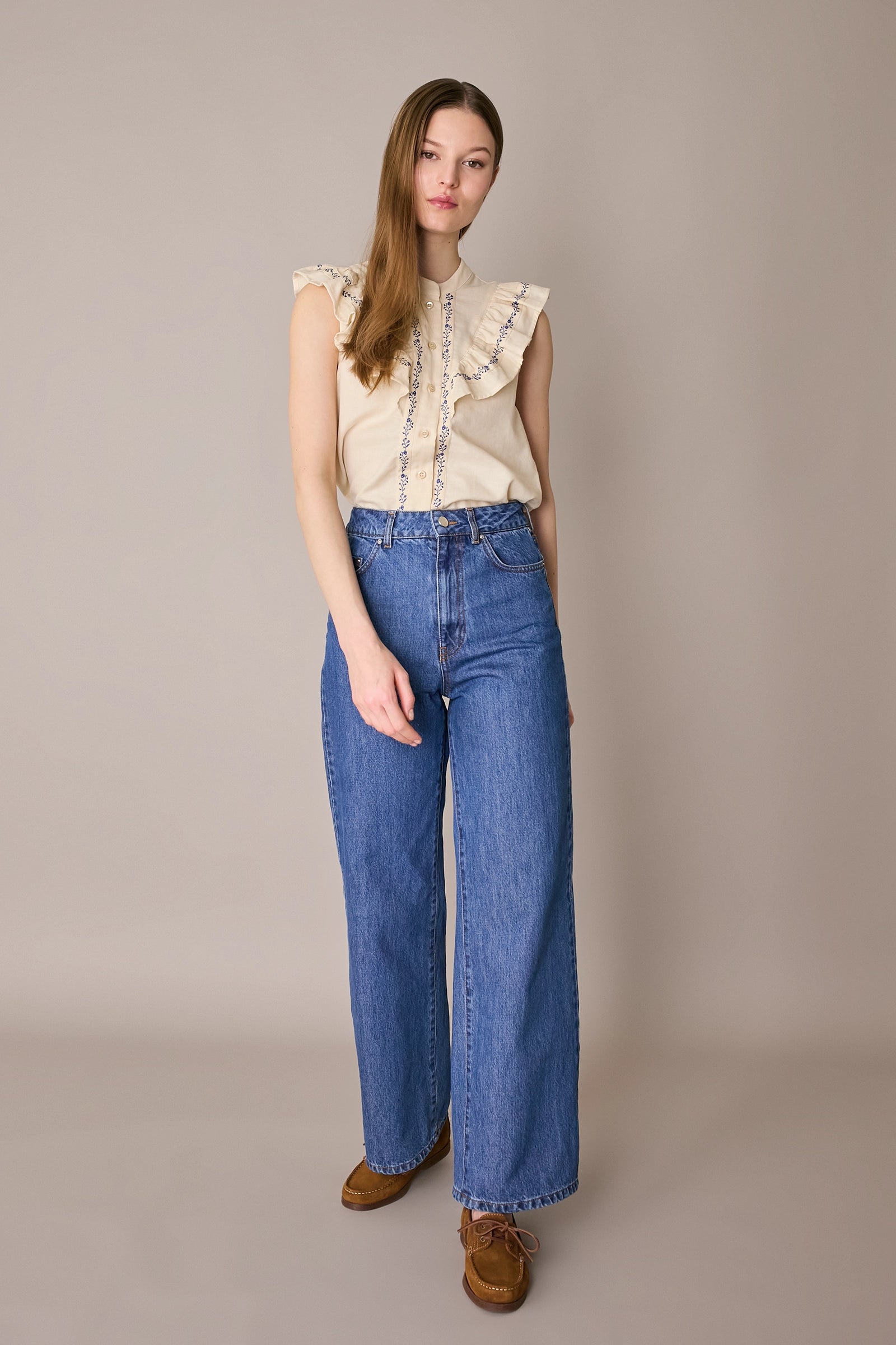 Camicetta con volant e passamaneria a fiori