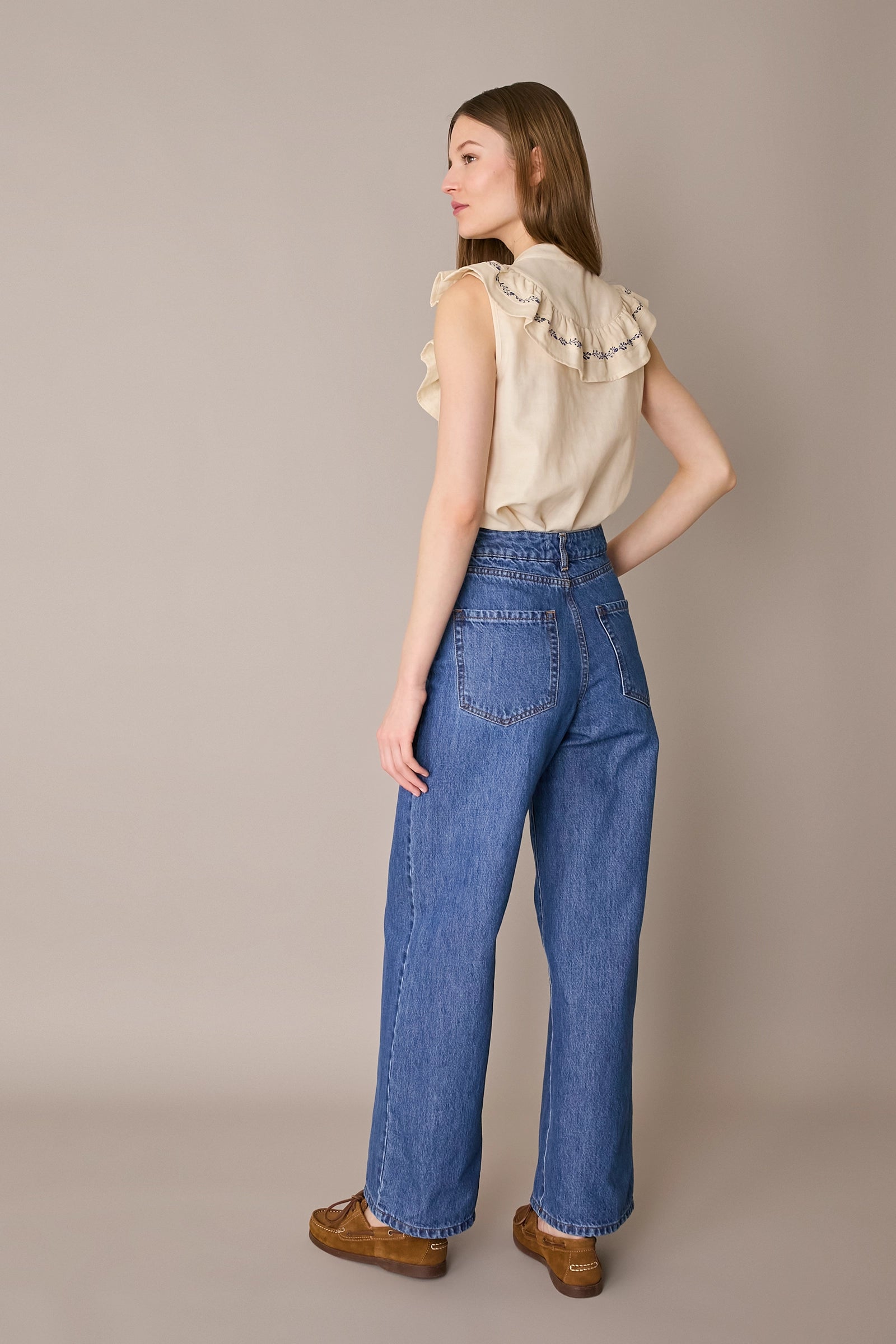 Camicetta con volant e passamaneria a fiori