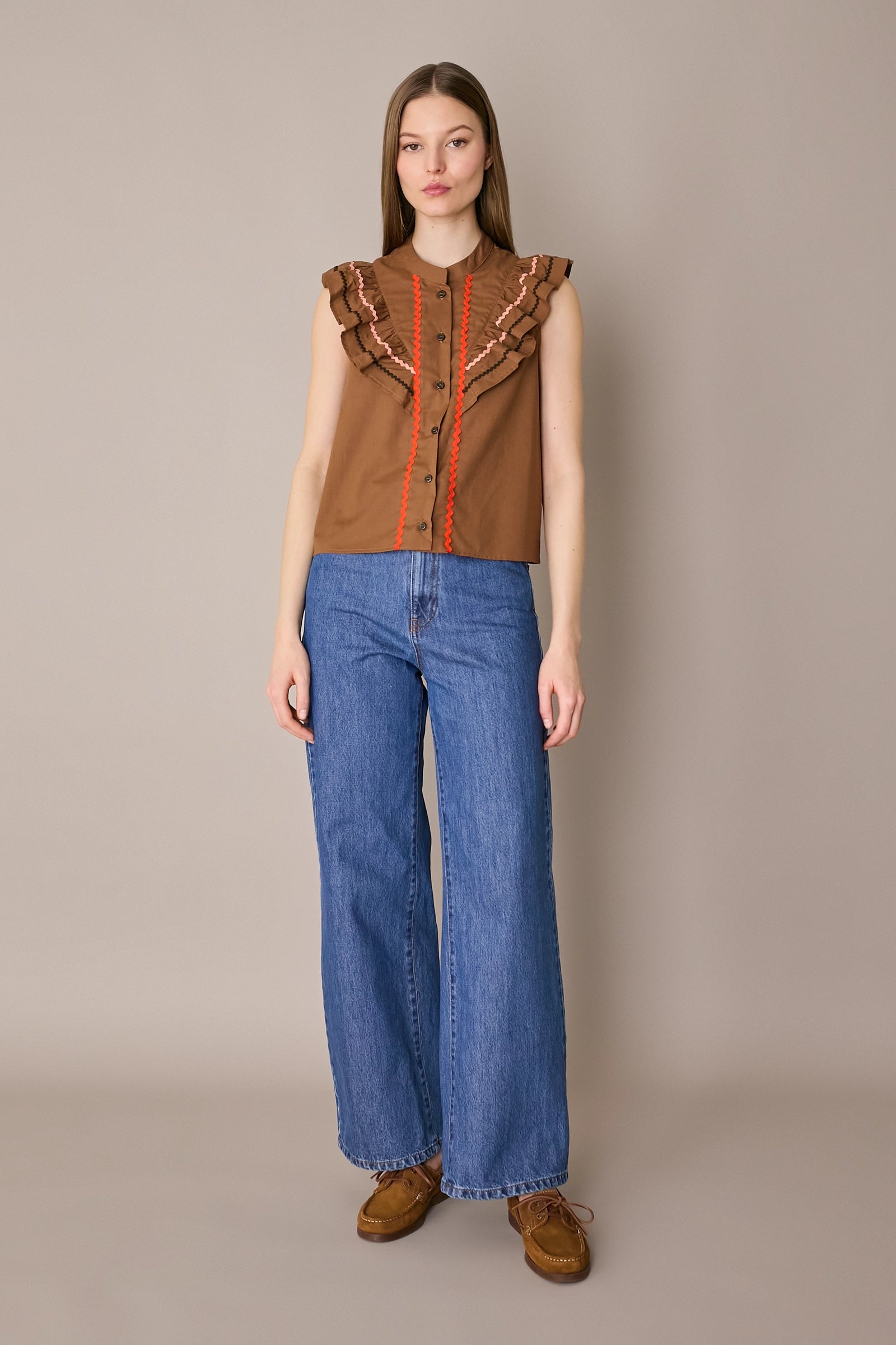 Camicetta con volant e serpentine colorate