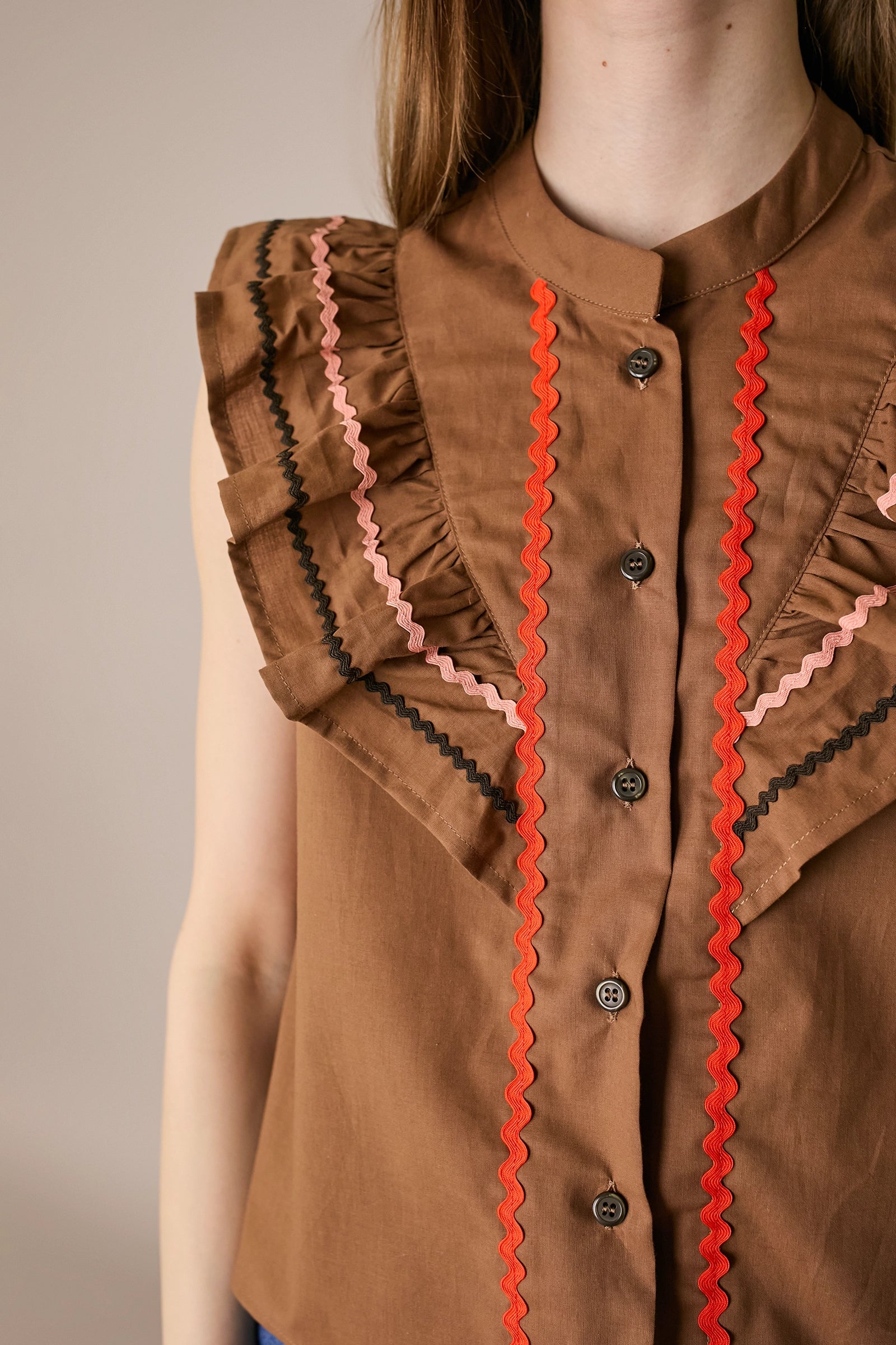 Camicetta con volant e serpentine colorate