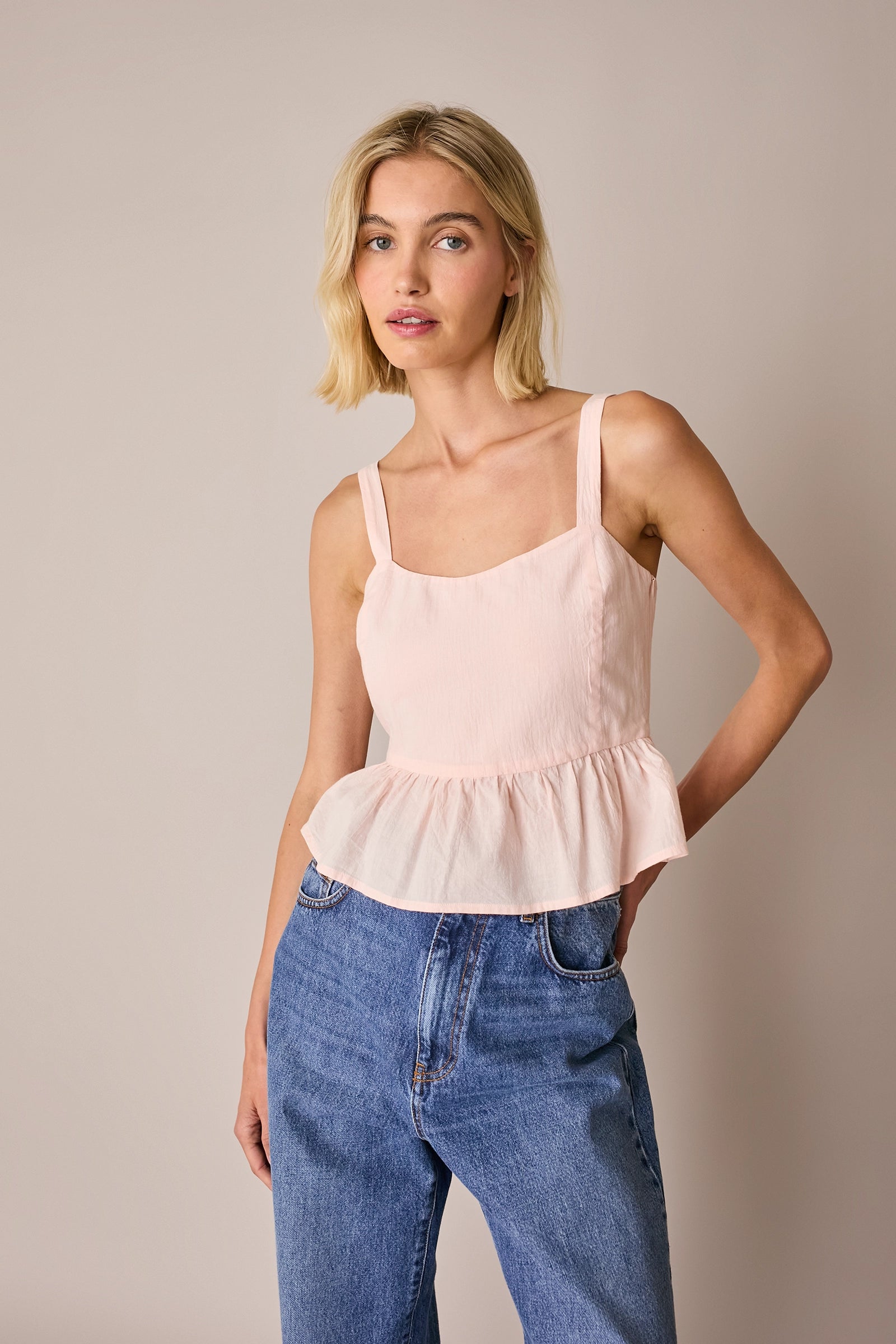 Top in cotone con balza