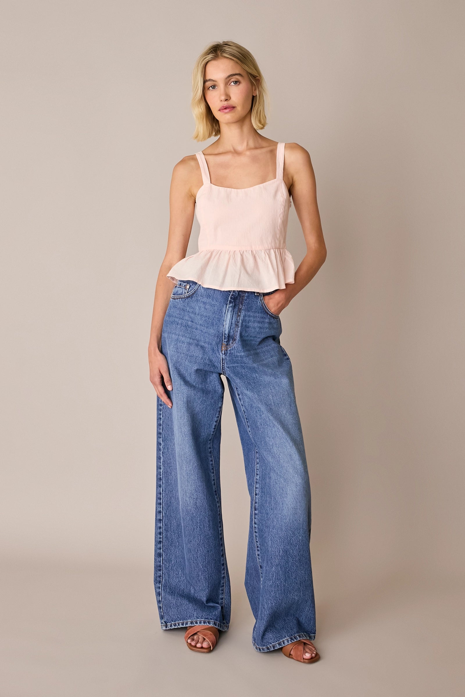 Top in cotone con balza