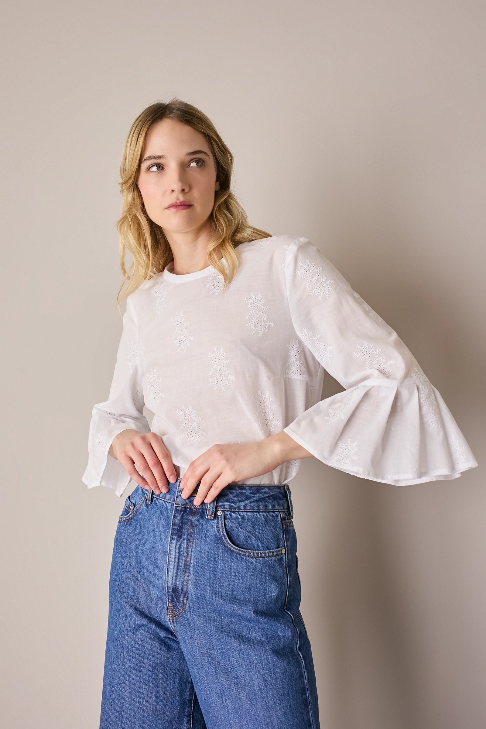 Top ricamato con maniche a campanella