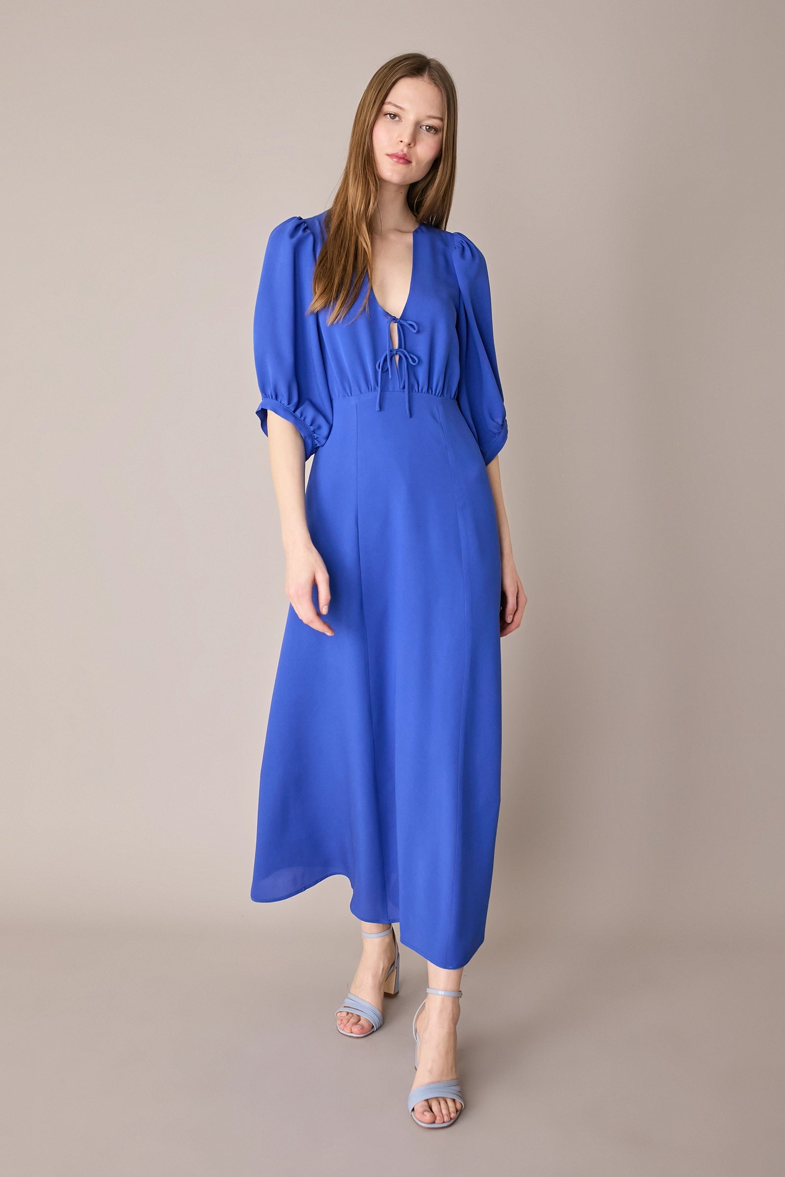 Long V-neck dress with half sleeves