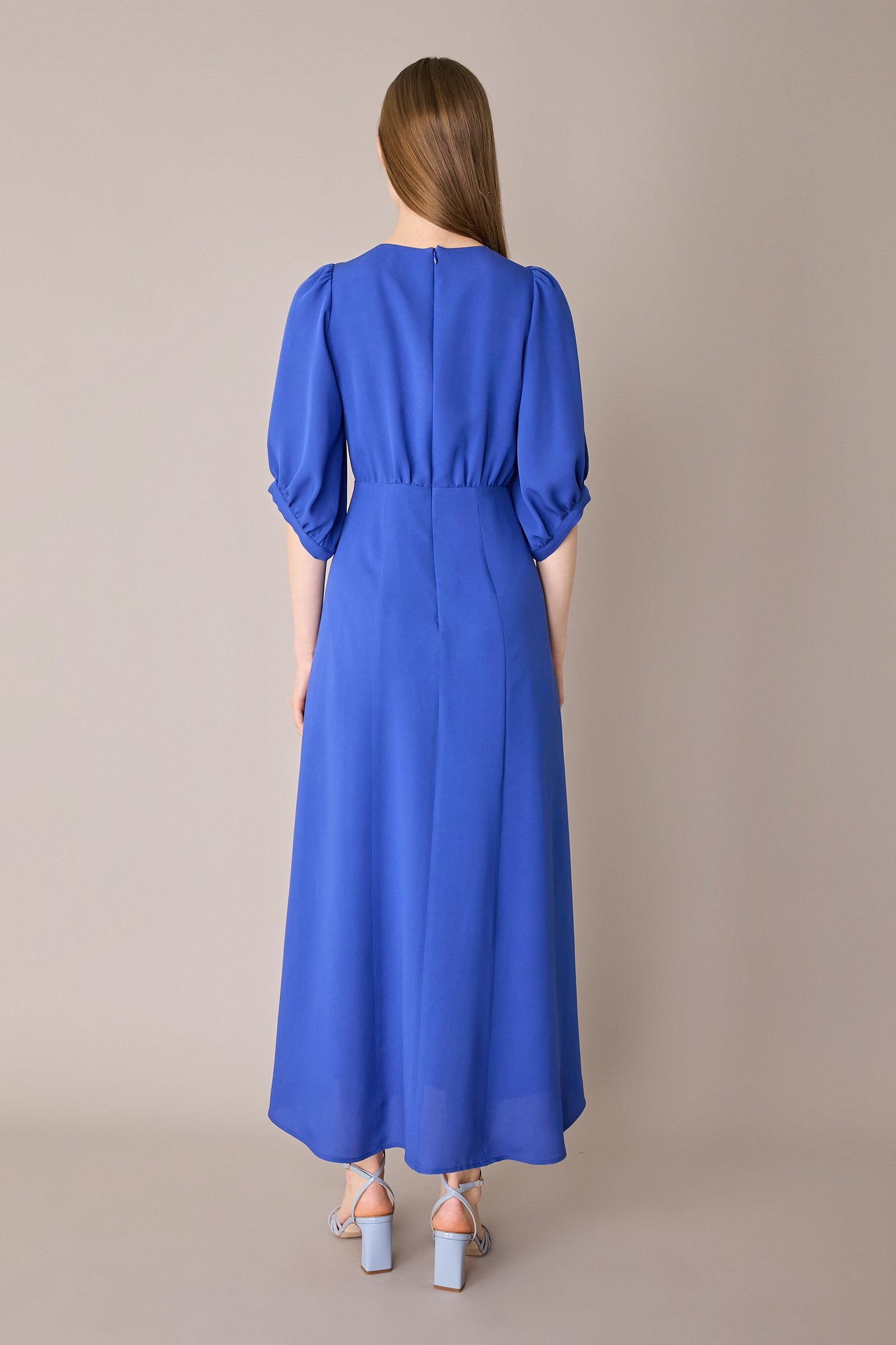 Long V-neck dress with half sleeves