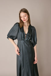 Long V-neck dress with half sleeves