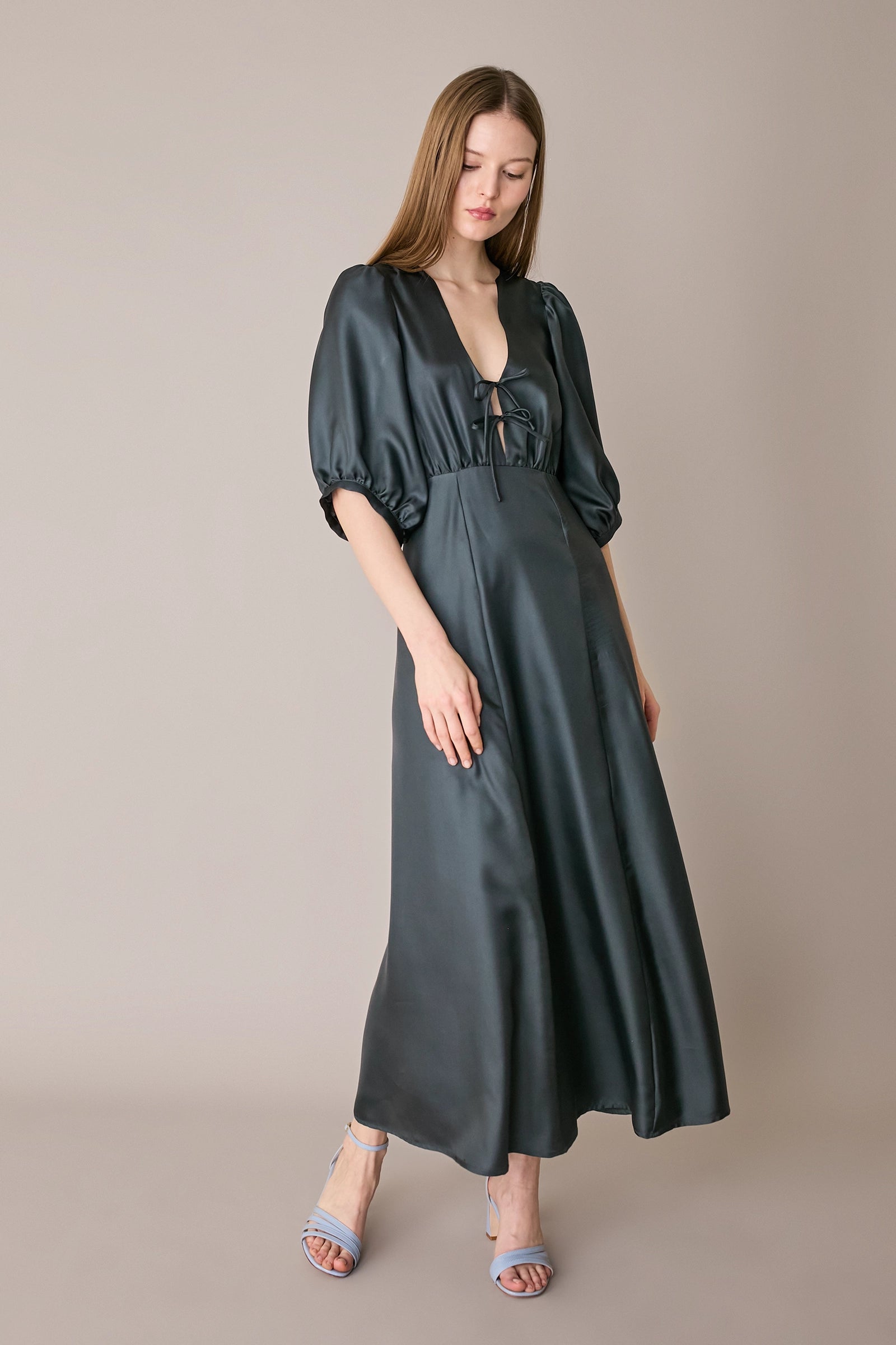 Long V-neck dress with half sleeves
