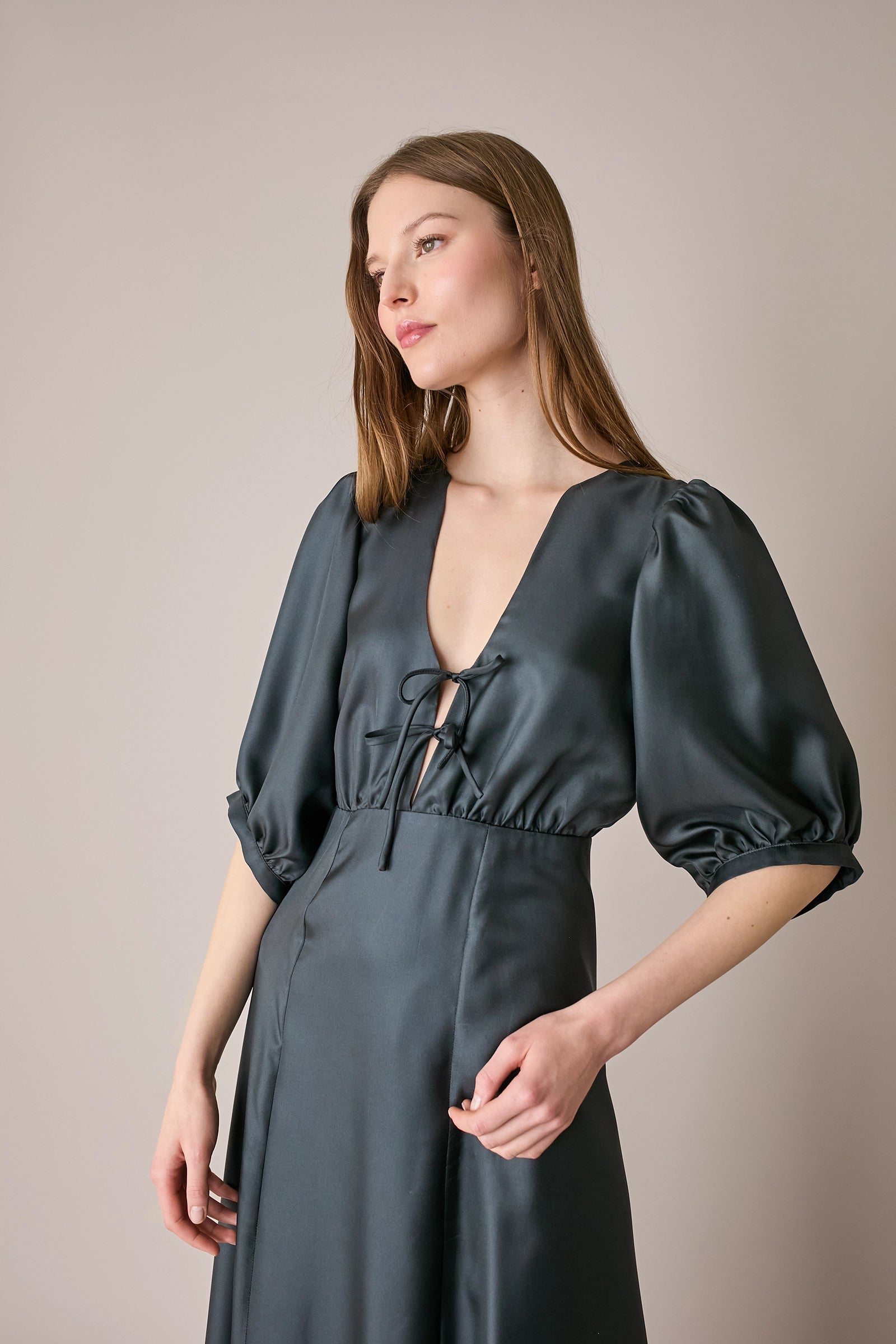 Long V-neck dress with half sleeves