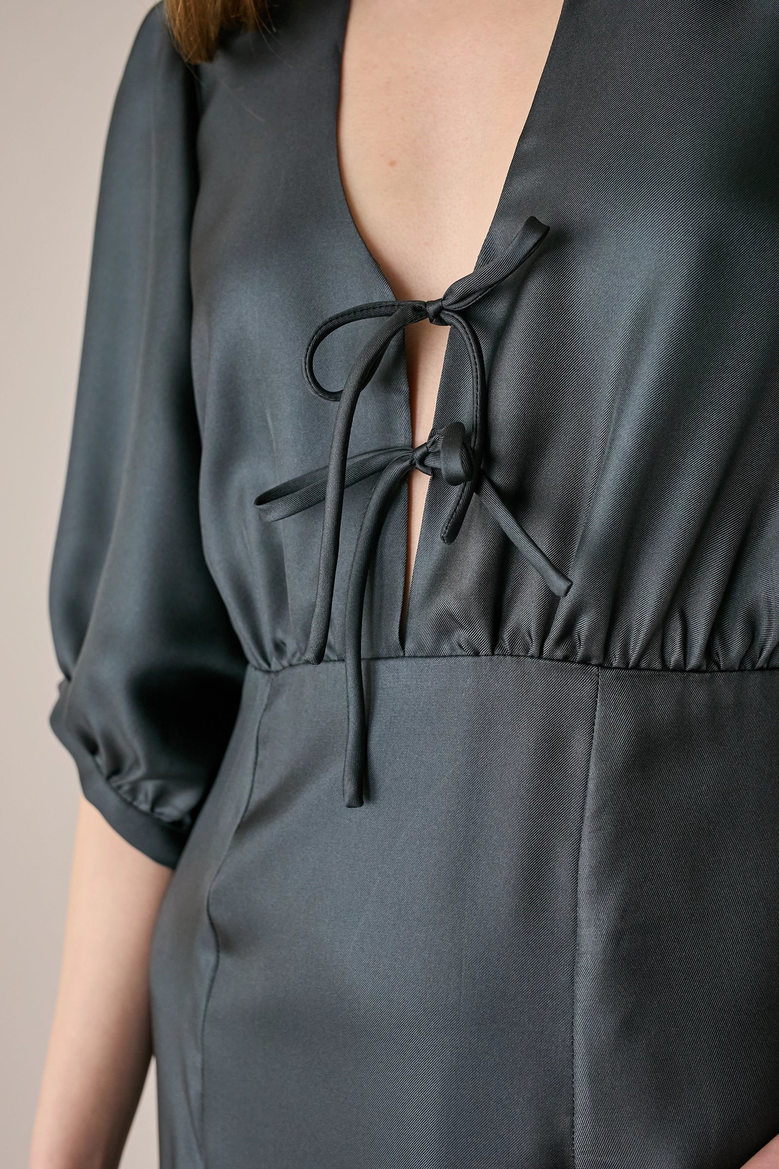 Long V-neck dress with half sleeves