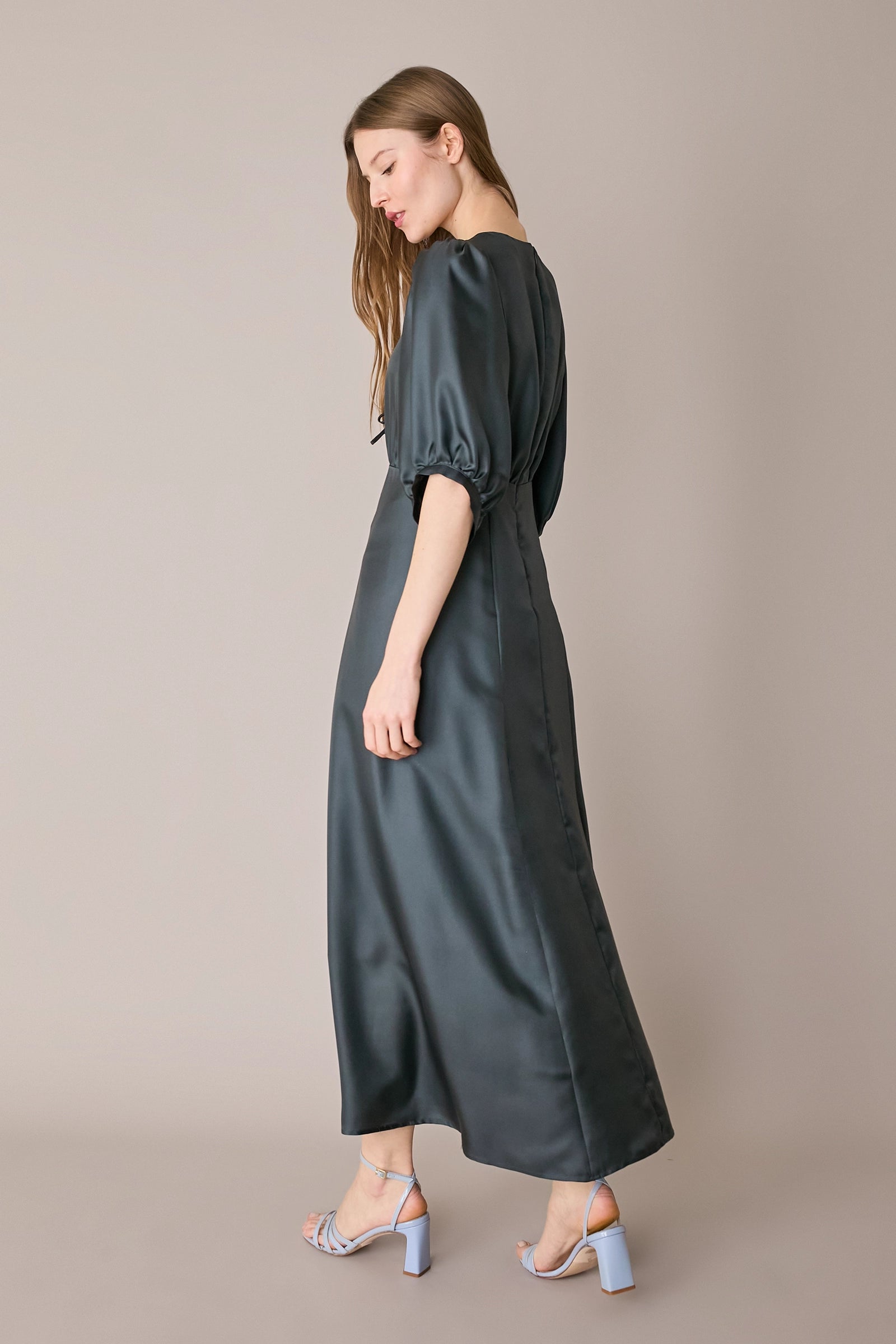 Long V-neck dress with half sleeves