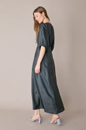 Long V-neck dress with half sleeves