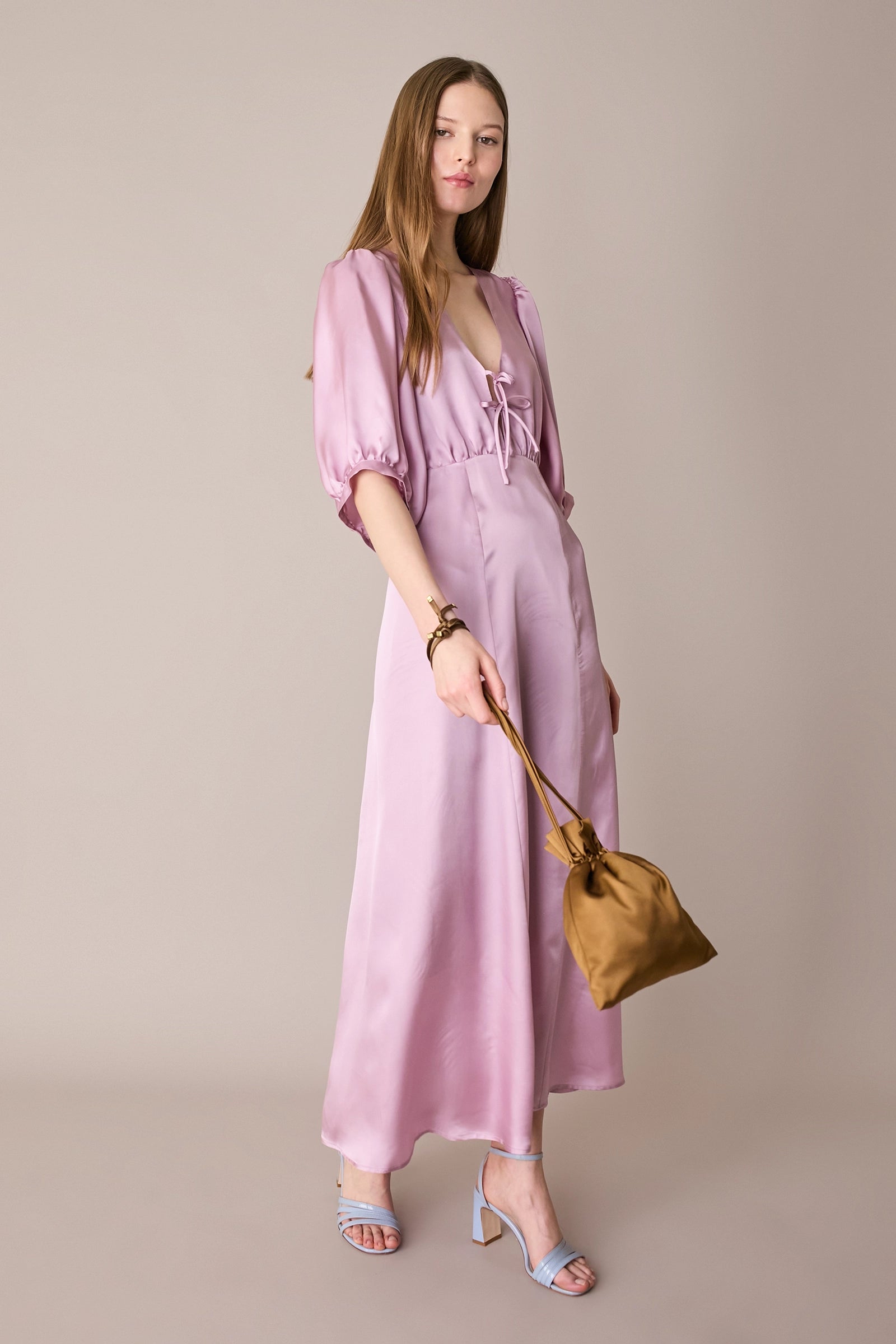Long V-neck dress with half sleeves