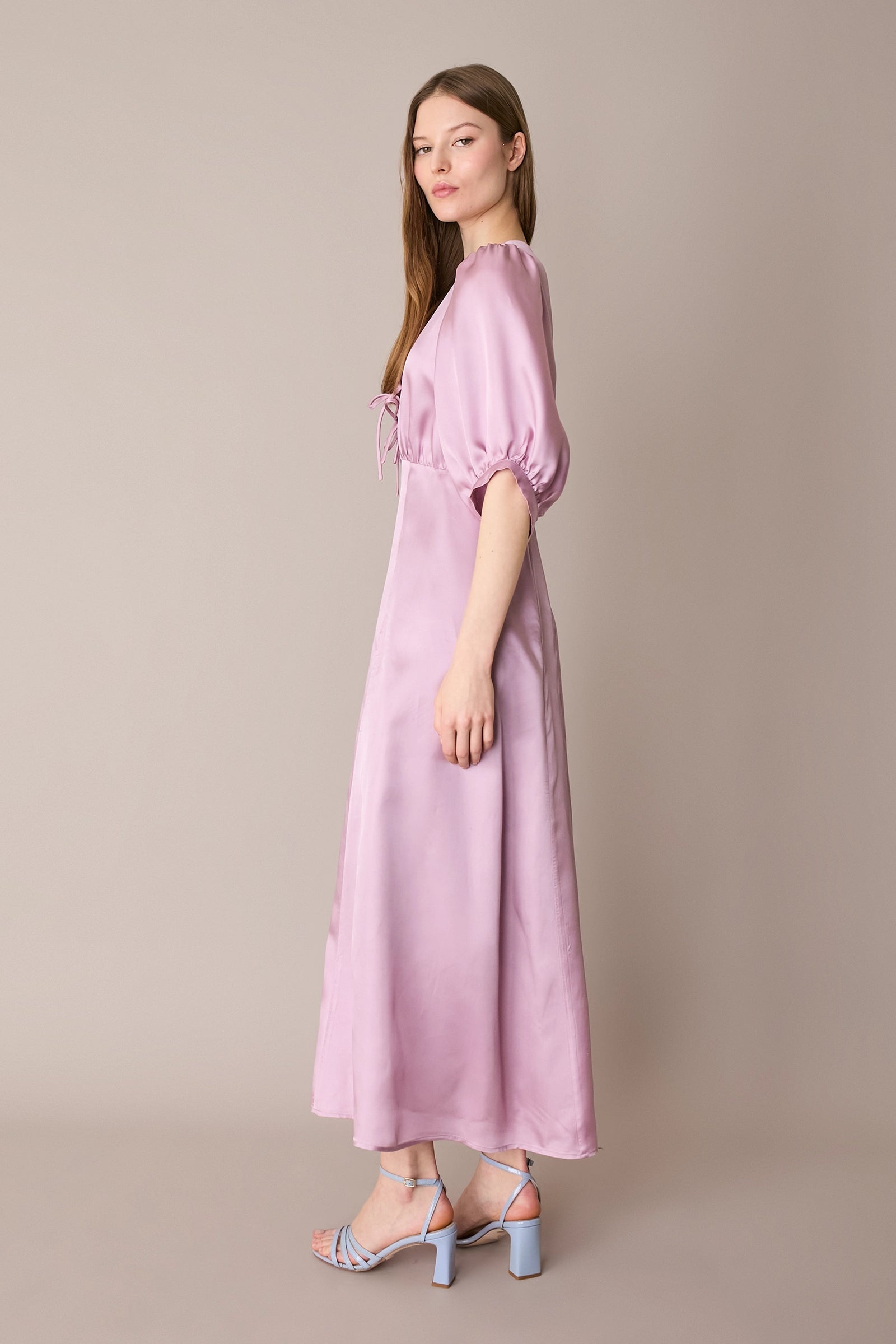Long V-neck dress with half sleeves