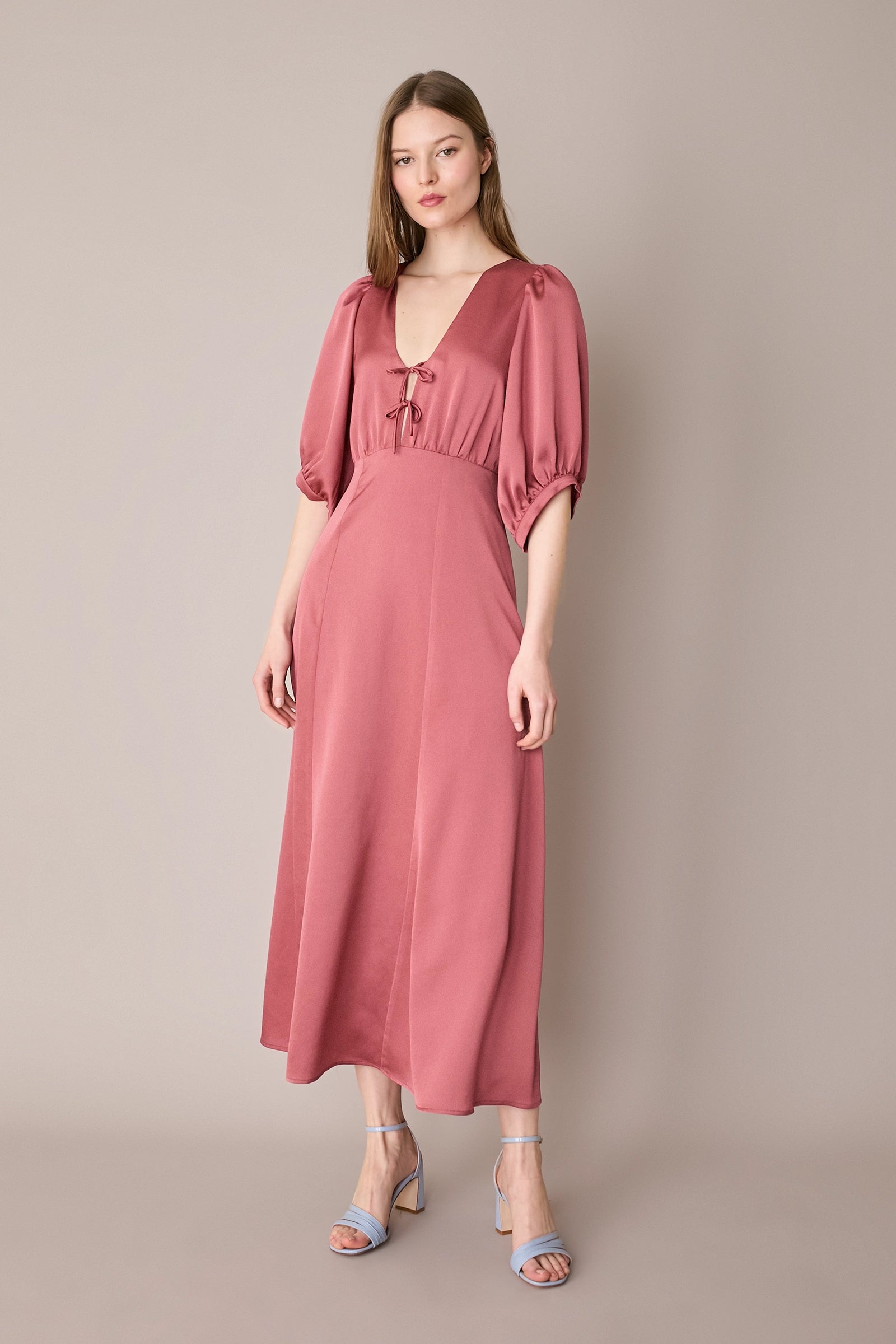 Abito lungo a mezze maniche con scollo a V