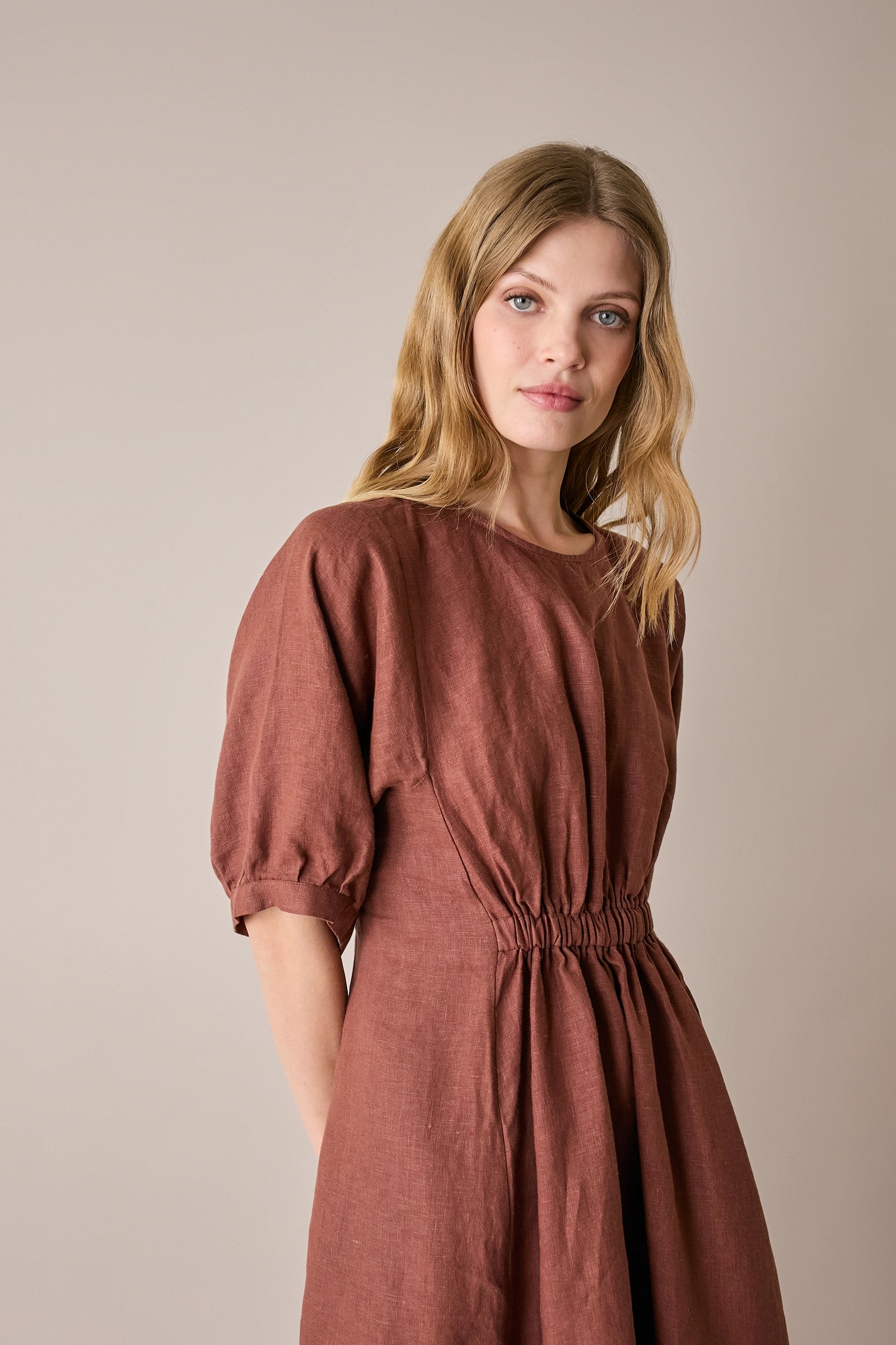 Abito in lino con vita arricciata