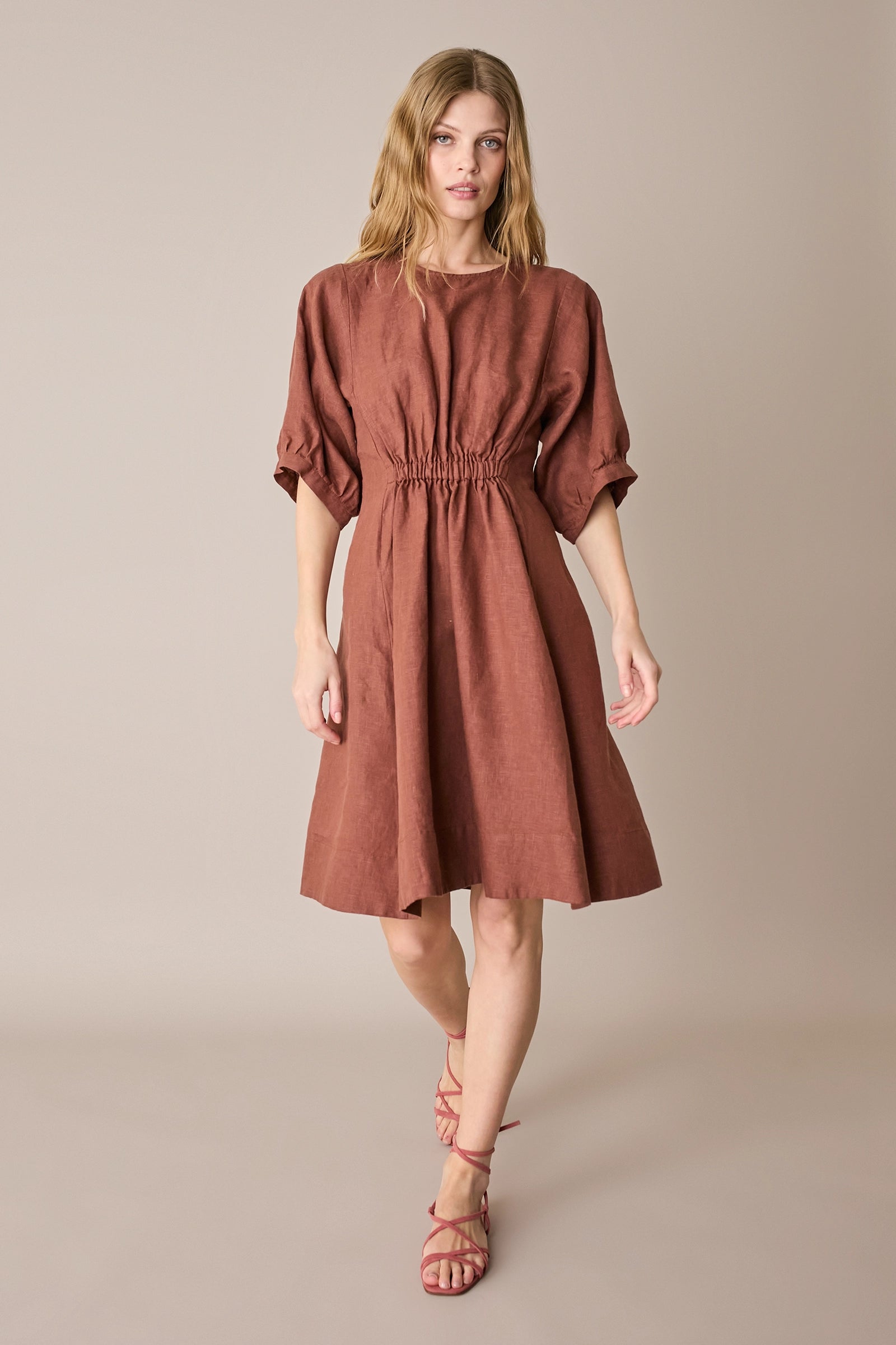 Abito in lino con vita arricciata