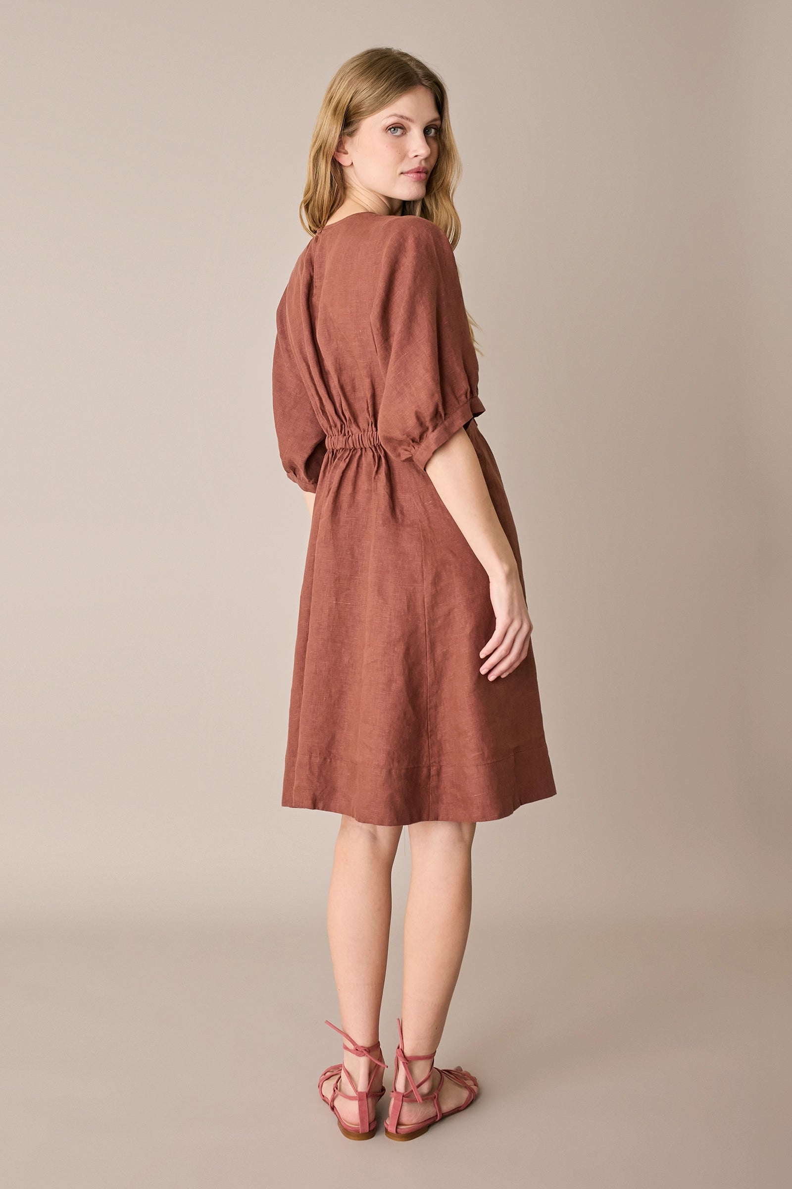 Abito in lino con vita arricciata