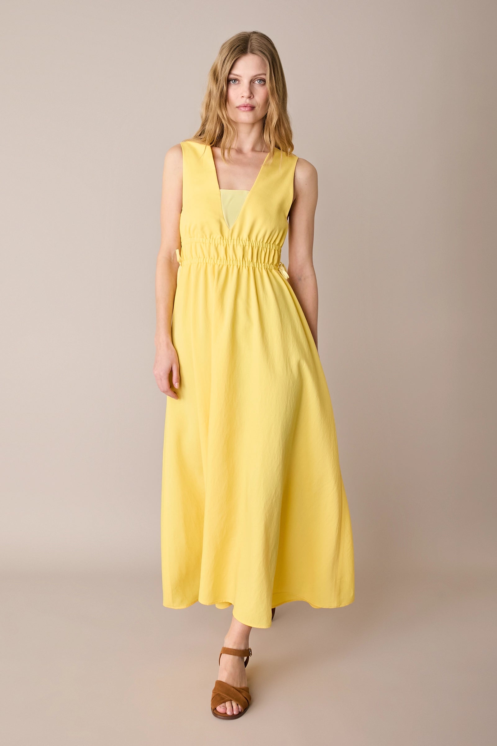 Abito lungo con vita arricciata