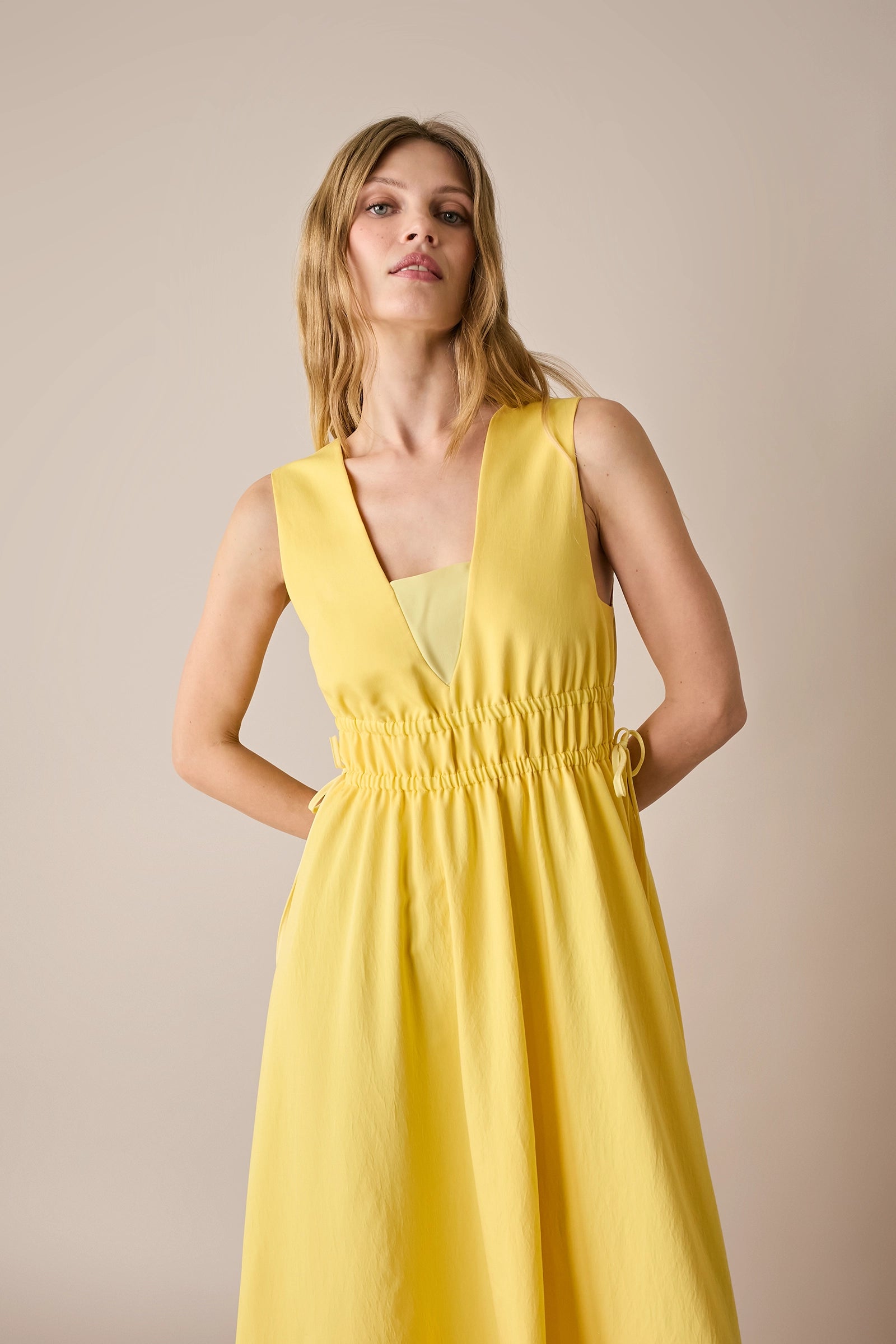 Abito lungo con vita arricciata