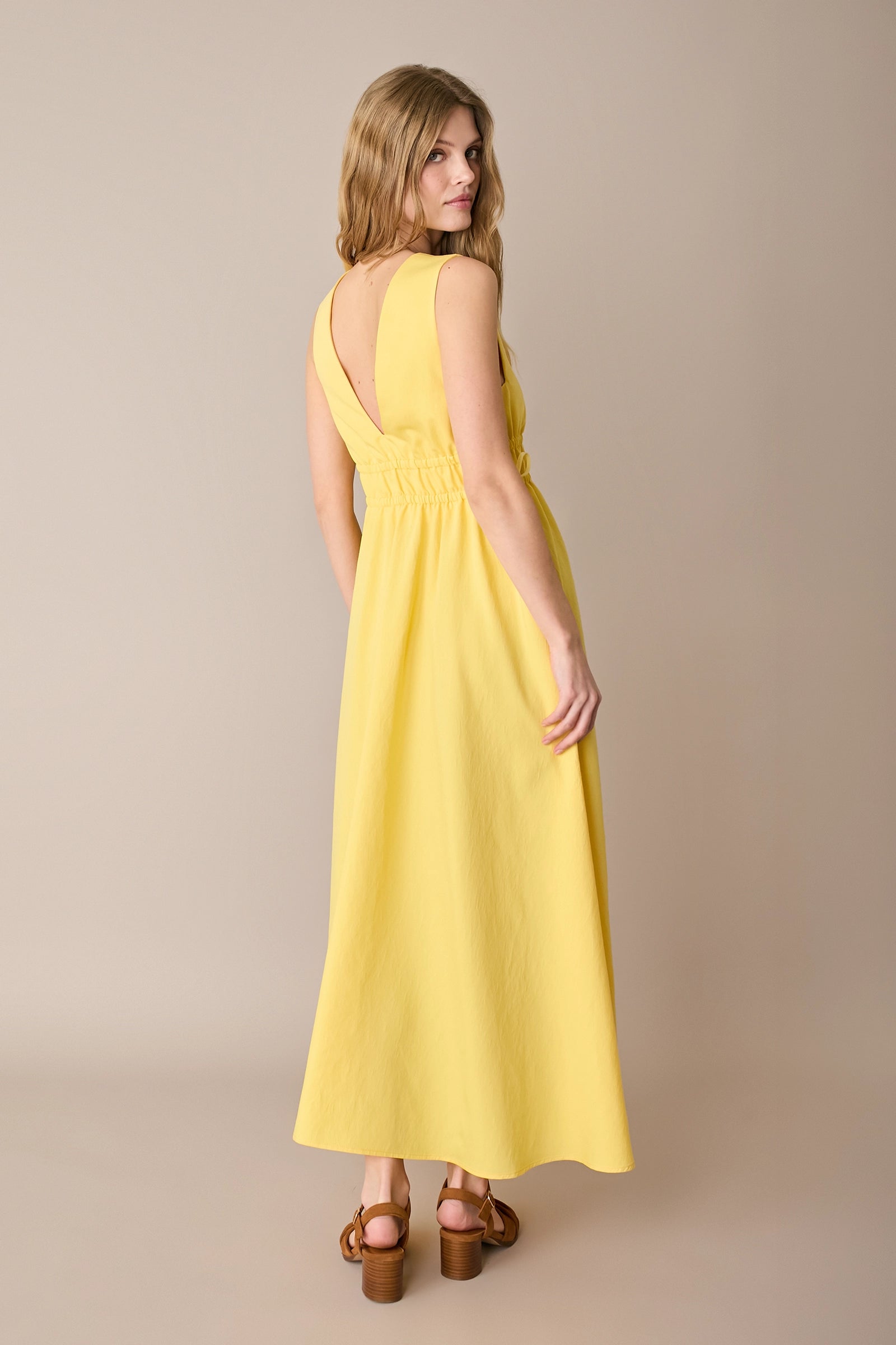 Abito lungo con vita arricciata