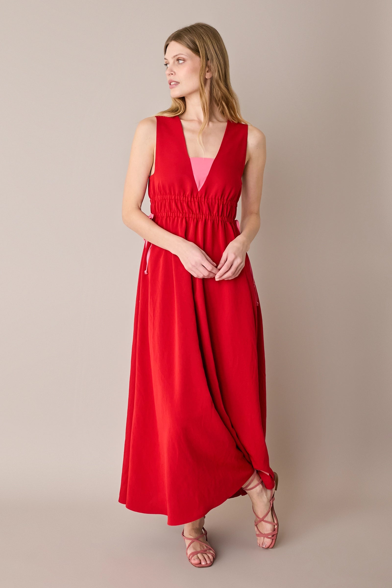 Abito lungo con vita arricciata