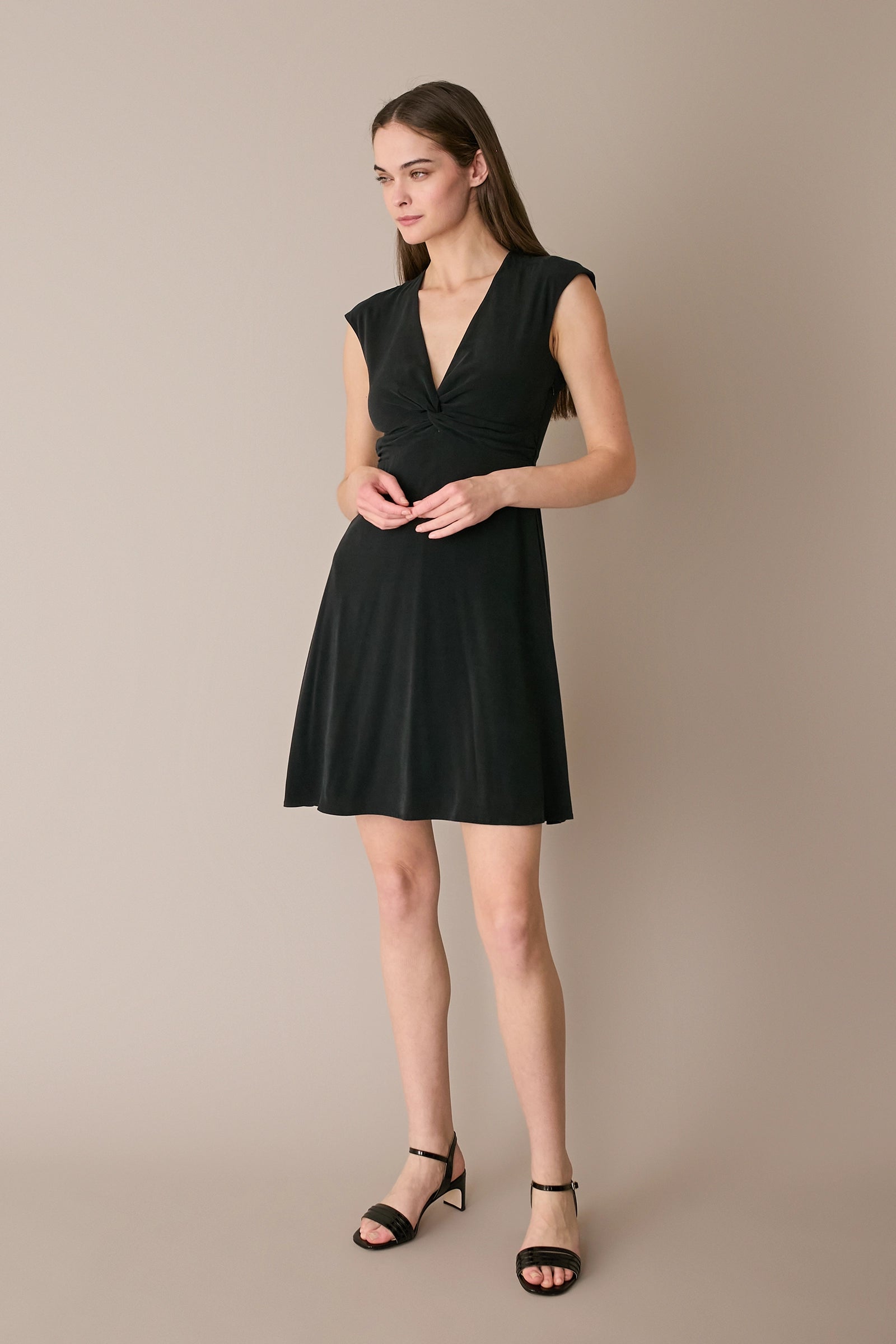 Abito stretch con scollo intrecciato