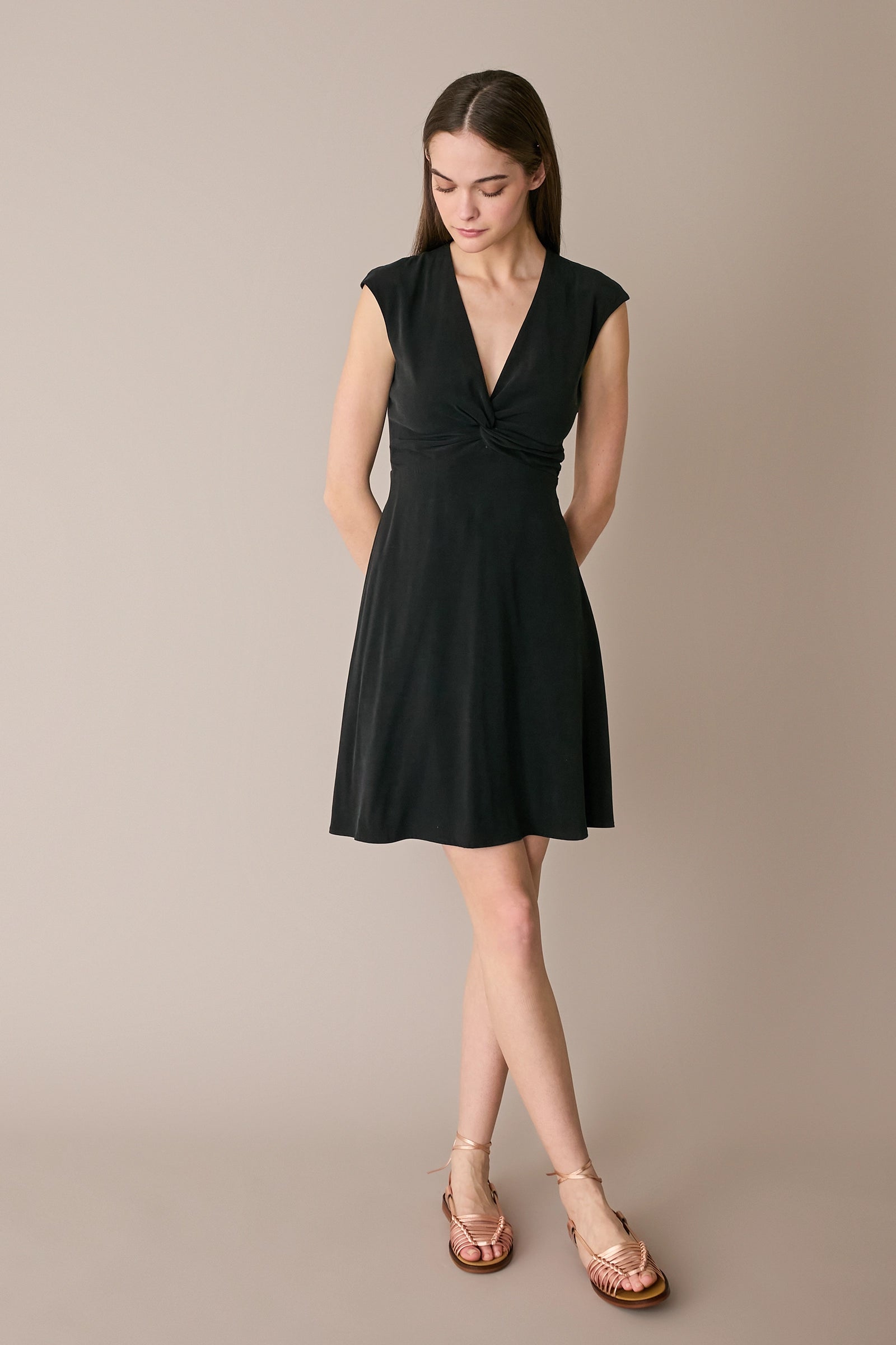 Abito stretch con scollo intrecciato