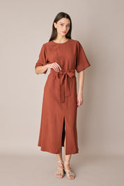 Abito a maniche corte con cintura