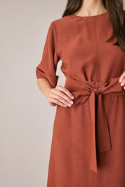 Abito a maniche corte con cintura