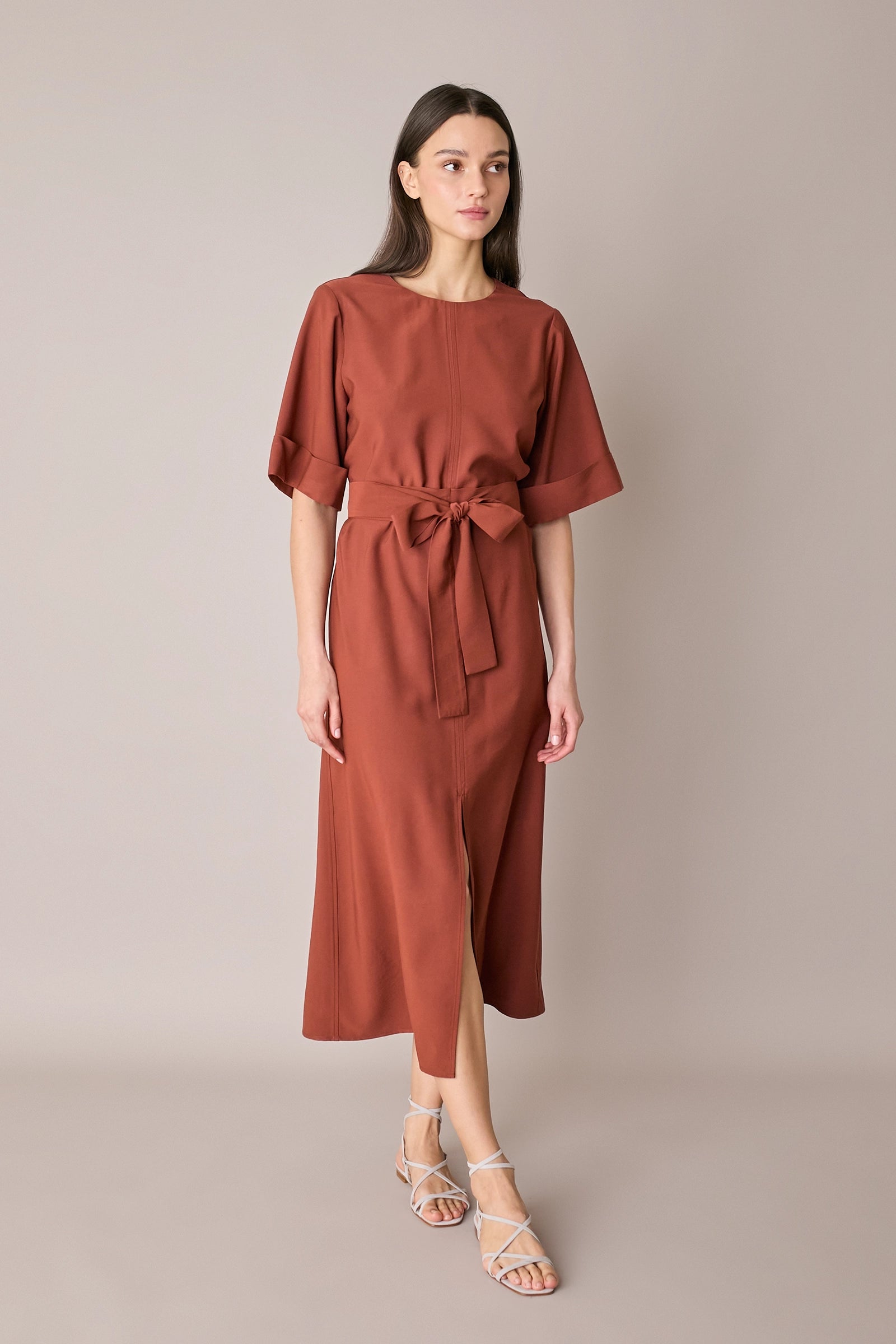 Abito a maniche corte con cintura