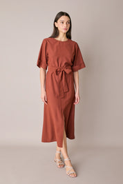 Abito a maniche corte con cintura