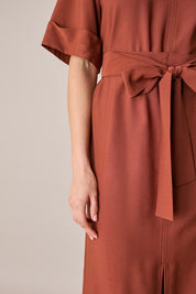 Abito a maniche corte con cintura