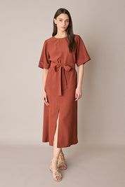 Abito a maniche corte con cintura