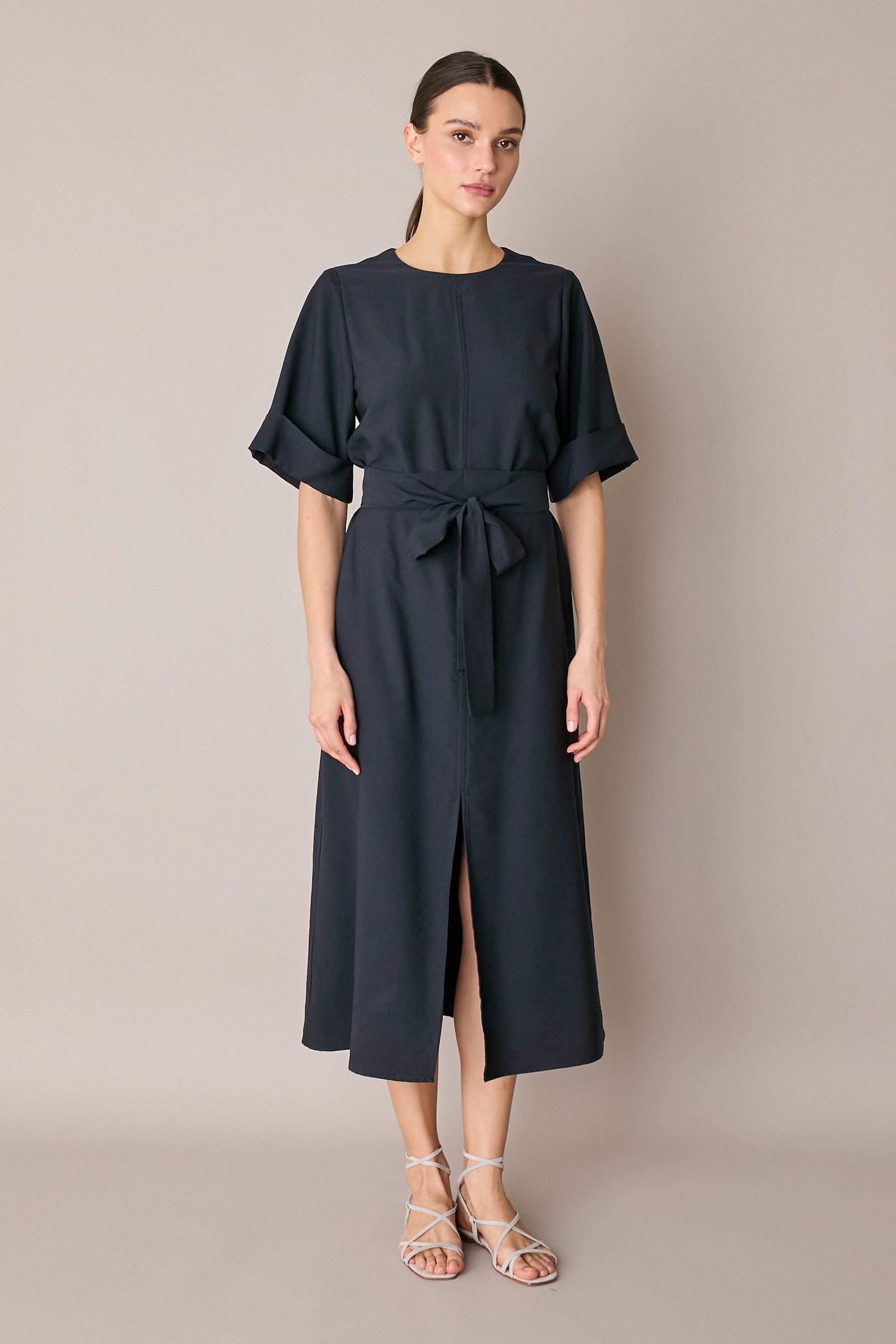 Abito a maniche corte con cintura