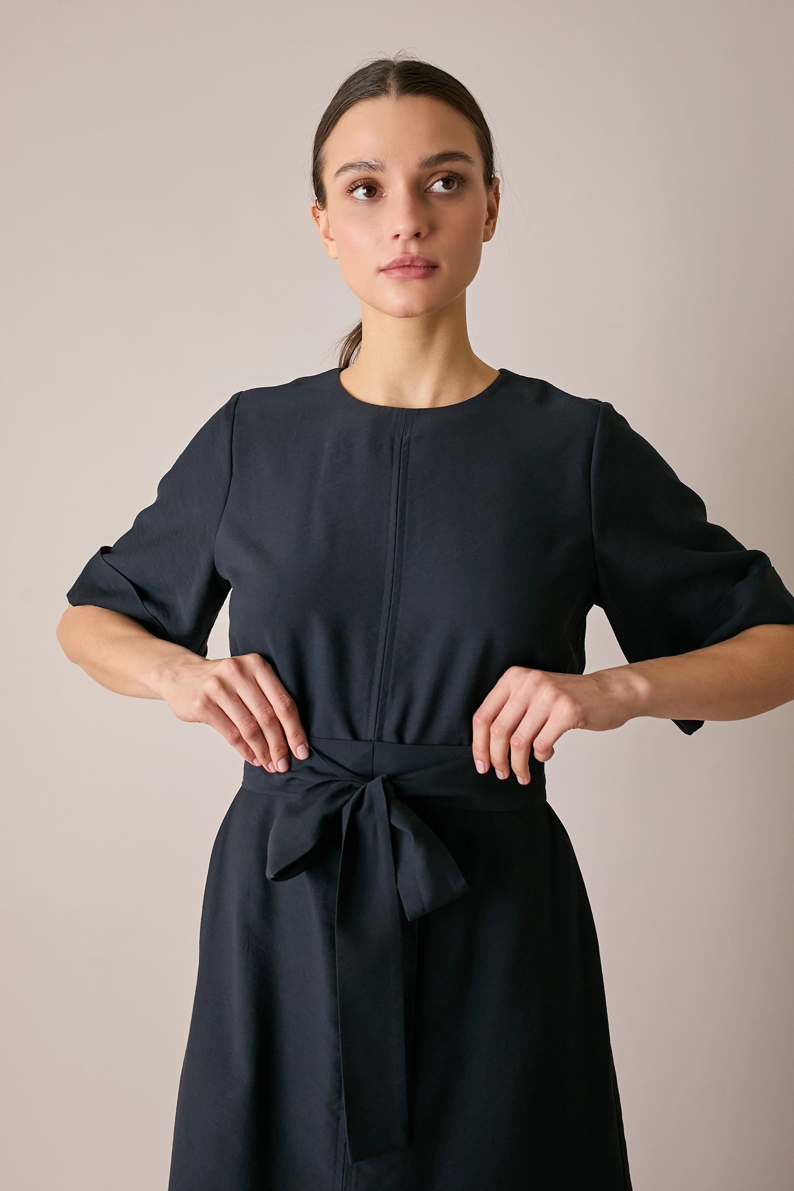 Abito a maniche corte con cintura