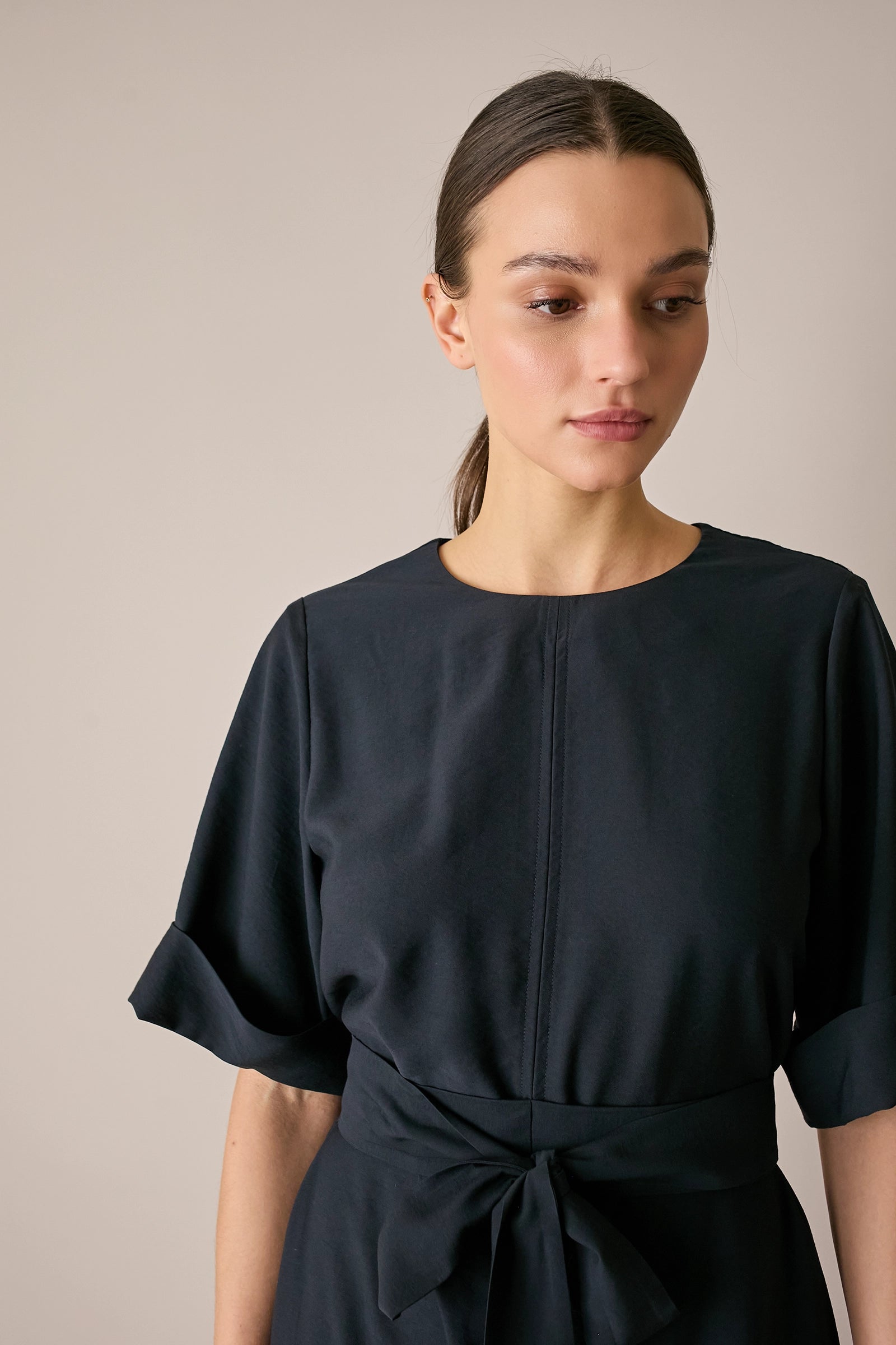 Abito a maniche corte con cintura