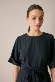 Abito a maniche corte con cintura